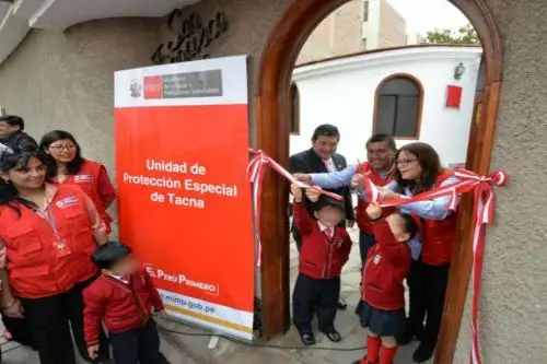La ministra de la Mujer y Poblaciones Vulnerables (MIMP), Ana María Mendieta Trefogli, inauguró hoy el servicio descentralizado de la Unidad de Protección Especial (UPE) en la ciudad de Tacna, cuyo objetivo es atender y proteger a las niñas, niños y adolescentes sin cuidados parentales o en riesgo de perderlos.