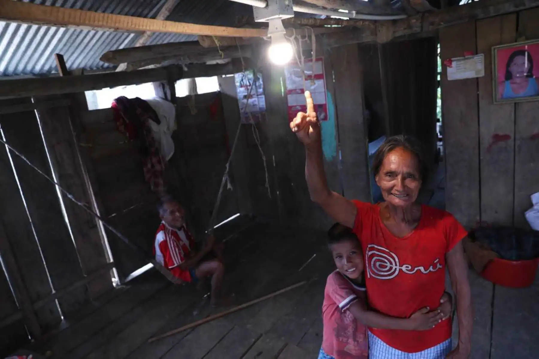 El Ministerio de Energía y Minas (MEM) transfirió más de 3.5 millones para mejorar el servicio eléctrico que la Empresa Regional de Servicio Público de Electricidad del Oriente brinda a pobladores rurales de la región Loreto.