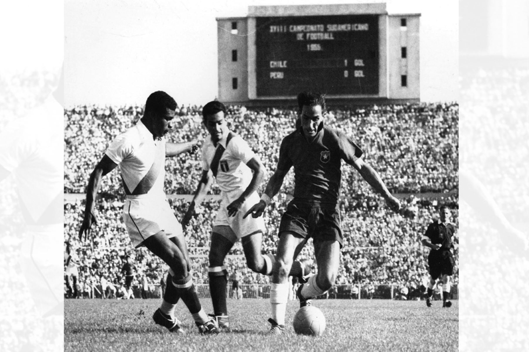Santiago de Chile - 1955 / El futbolista chileno  Jorge Robledo enfrenta la marca de los peruanos Delgado y Garrido durante un encuentro por el campeonato sudamericano de fútbol - Chile 1955. Foto: AFP