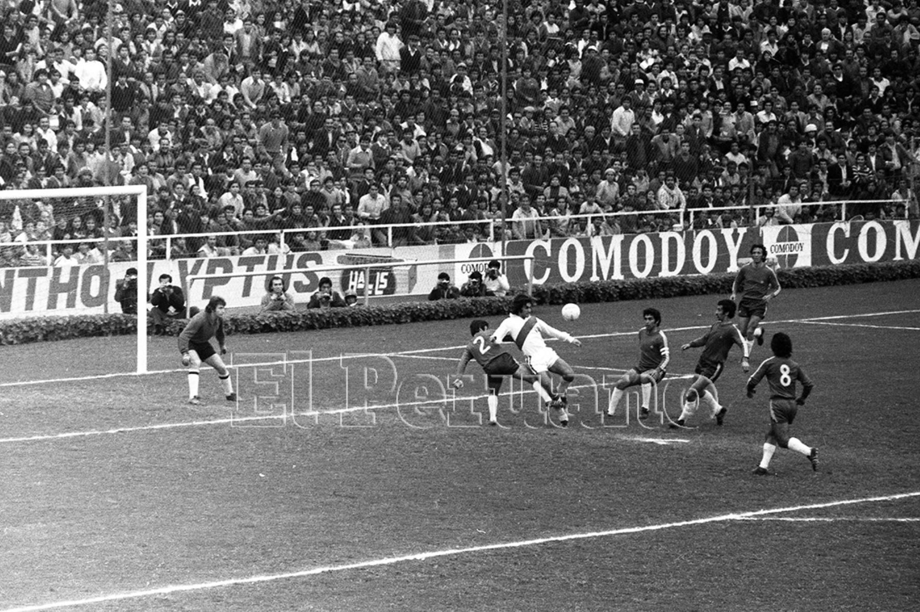 Lima - 20 agosto 1975 / Juan Carlos Oblitas superara la marca de los defensores chilenos y anotará el segundo gol peruano. Perú venció a Chile 3-1 y clasificó a las semifinales de la Copa América.  Foto: Archivo Histórico de EL PERUANO