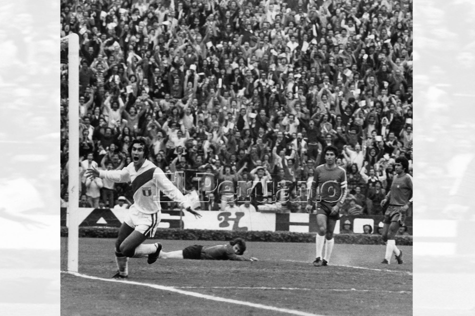 Lima - 20 agosto 1975 / Juan Carlos Oblitas celebra el segundo gol peruano. Perú venció a Chile 3-1 y clasificó a las semifinales de la Copa América.  Foto: Archivo Histórico de EL PERUANO