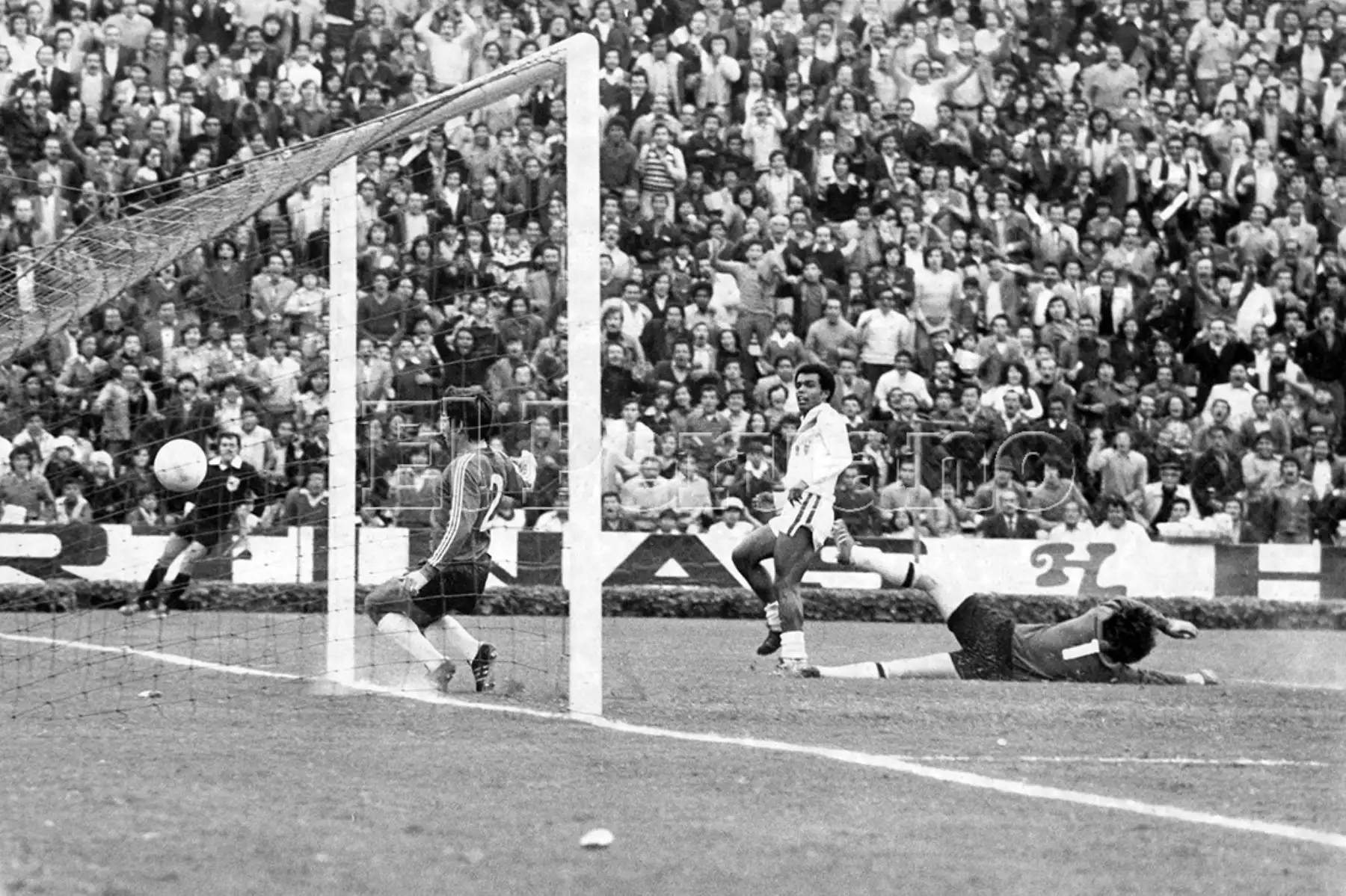 Lima - 20 agosto 1975 / Teófilo Cubillas supera la marca de los defensores chilenos y anota el gol peruano. Perú venció a Chile 3-1 y clasificó a las semifinales de la Copa América 1975.  Foto: Archivo Histórico de EL PERUANO