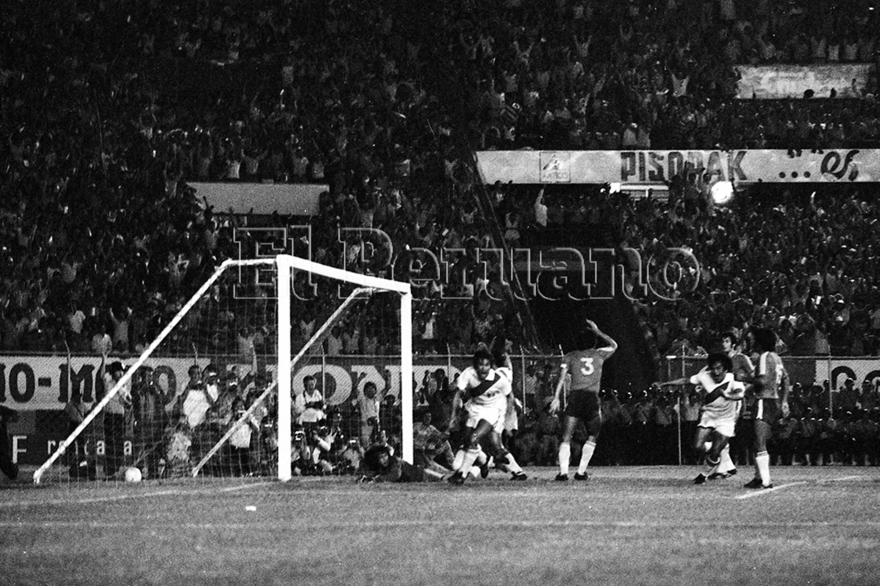 Lima - 26 de marzo 1977 / Perú venció a Chile en el Estadio Nacional y clasificó al triangular de Cali que otorgará un cupo al mundial Argentina 78. Foto: Archivo Histórico de EL PERUANO
