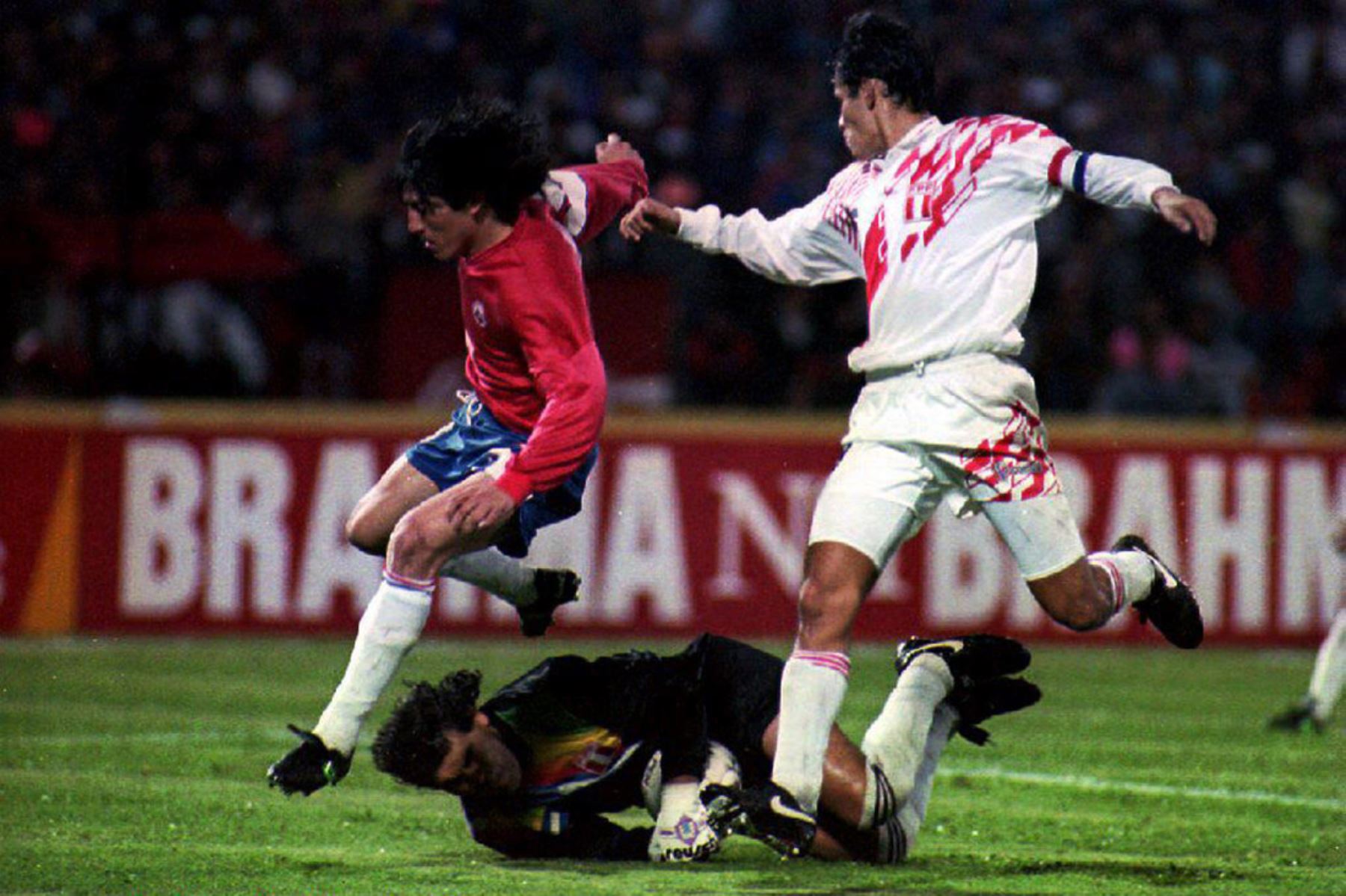Iván Zamorano y Juan Reynoso el 24 de junio de 1993 en Cuenca, Ecuador. Perú derrotó a Chile 1-0 en la Copa América 1993. Foto:  AFP