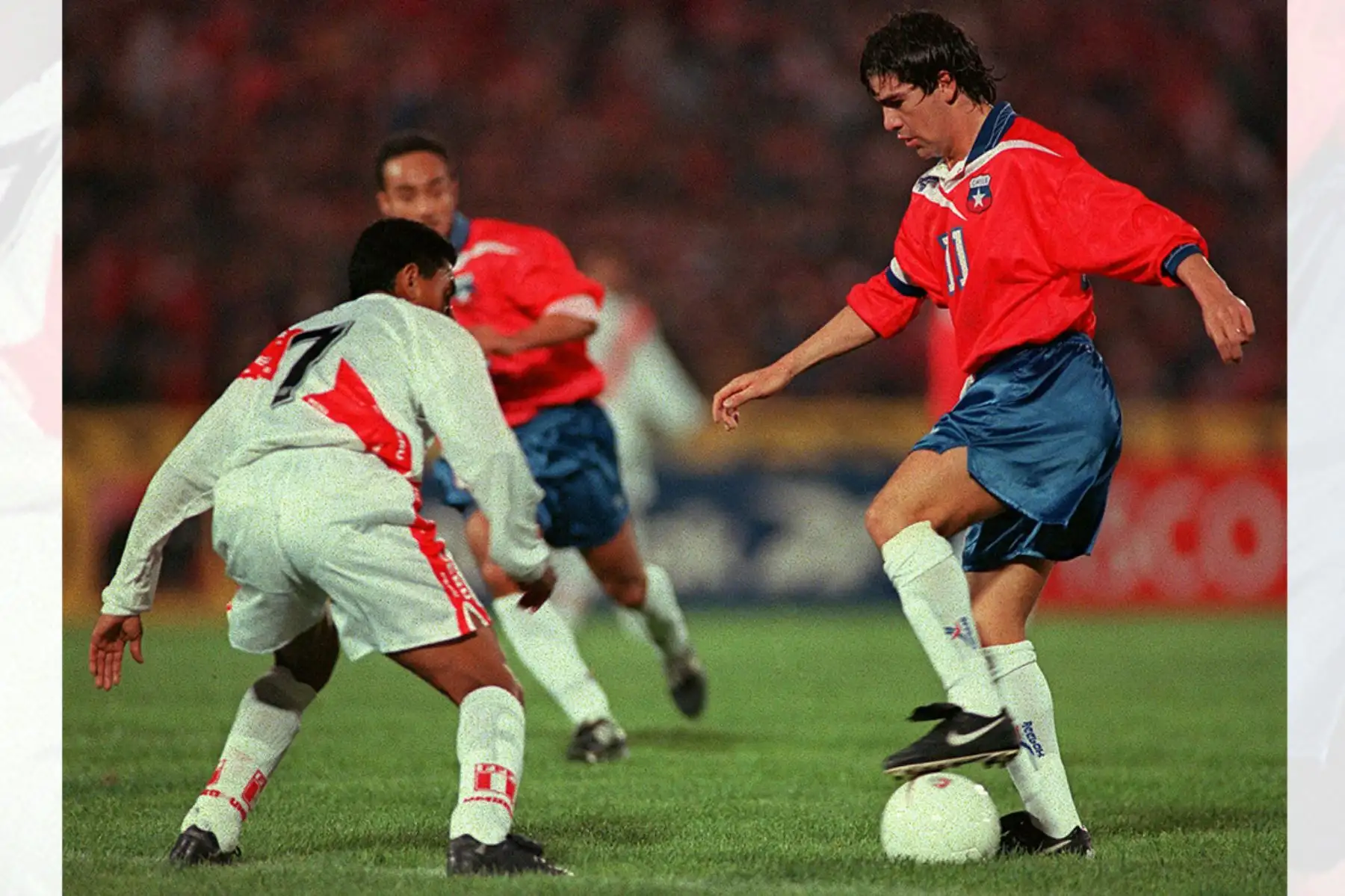 Marcelo Salas intenta superar la marca de Nolberto Solano durante el partido clave entre Perú y Chile  en Santiago para clasificar a Francia 98. El cuadro chileno derroto a su clásico rival por 4-0. Foto: AFP