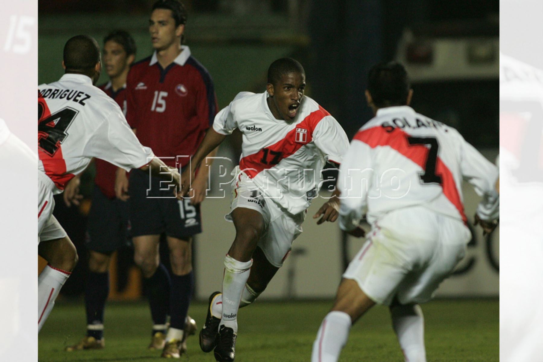 Lima - 17 noviembre 2004 / Perú venció 2-1 a Chile por las eliminatorias al mundial Alemania 2006. Jefferson Farfán anotó uno de los goles peruanos. Foto: Diario Oficial EL PERUANO / Carlos Lezama