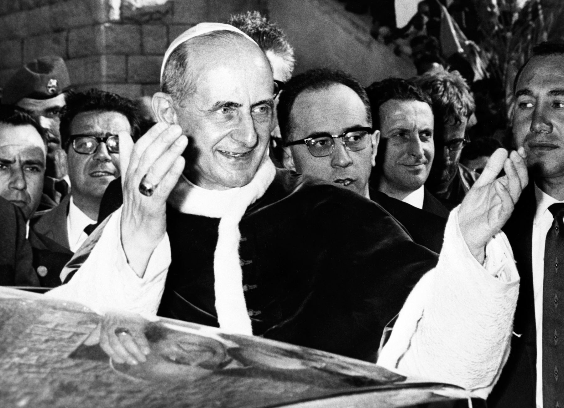 En esta foto de archivo tomada el 5 de enero de 1964, el Papa Pablo VI abandona la Basílica de la Anunciación en Nazaret  Foto: AFP