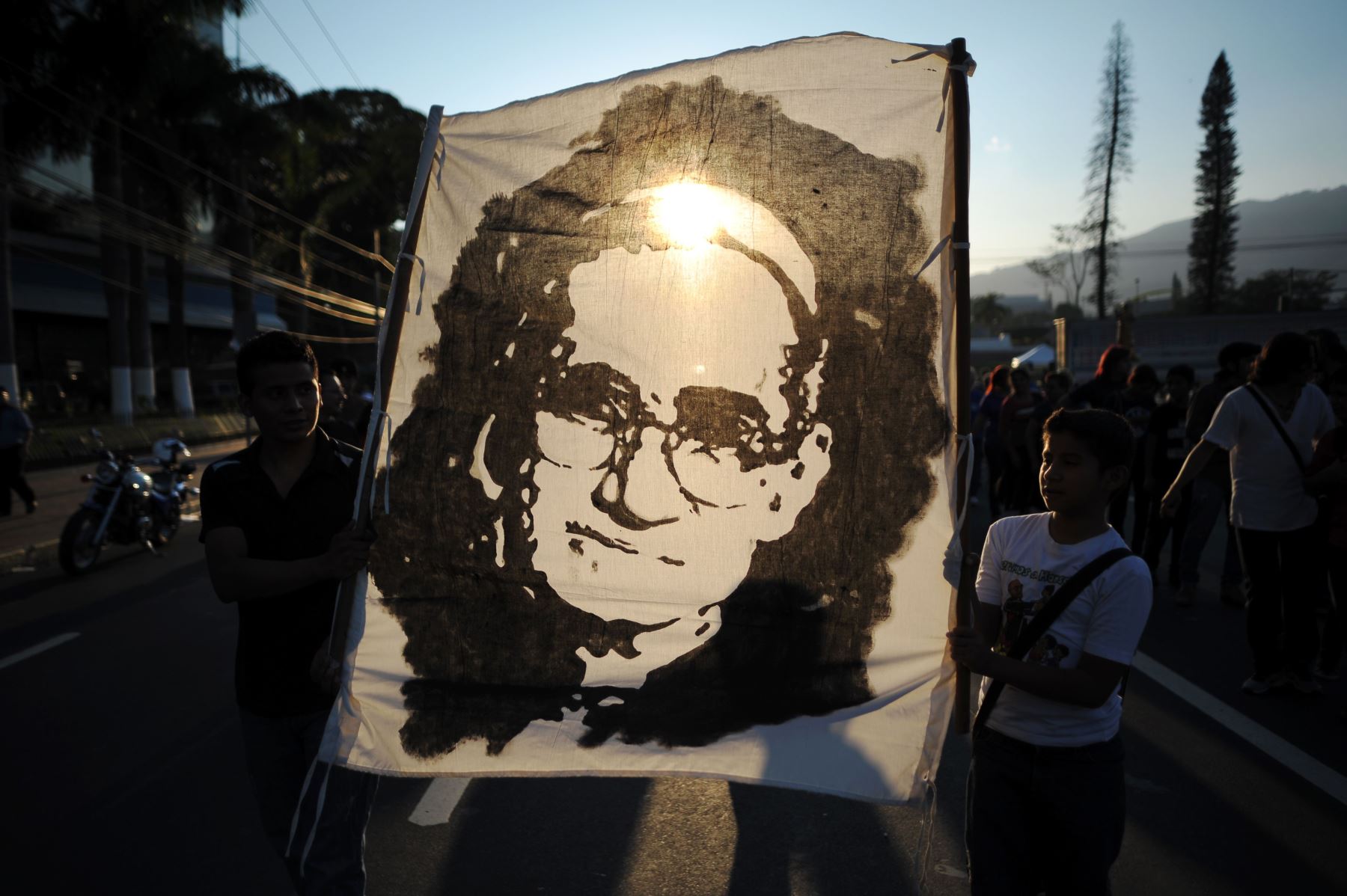 Esta foto de archivo del 2013 en San Salvador muestra a personas que marchan y sostienen un retrato del arzobispo Oscar Romero Foto: AFP