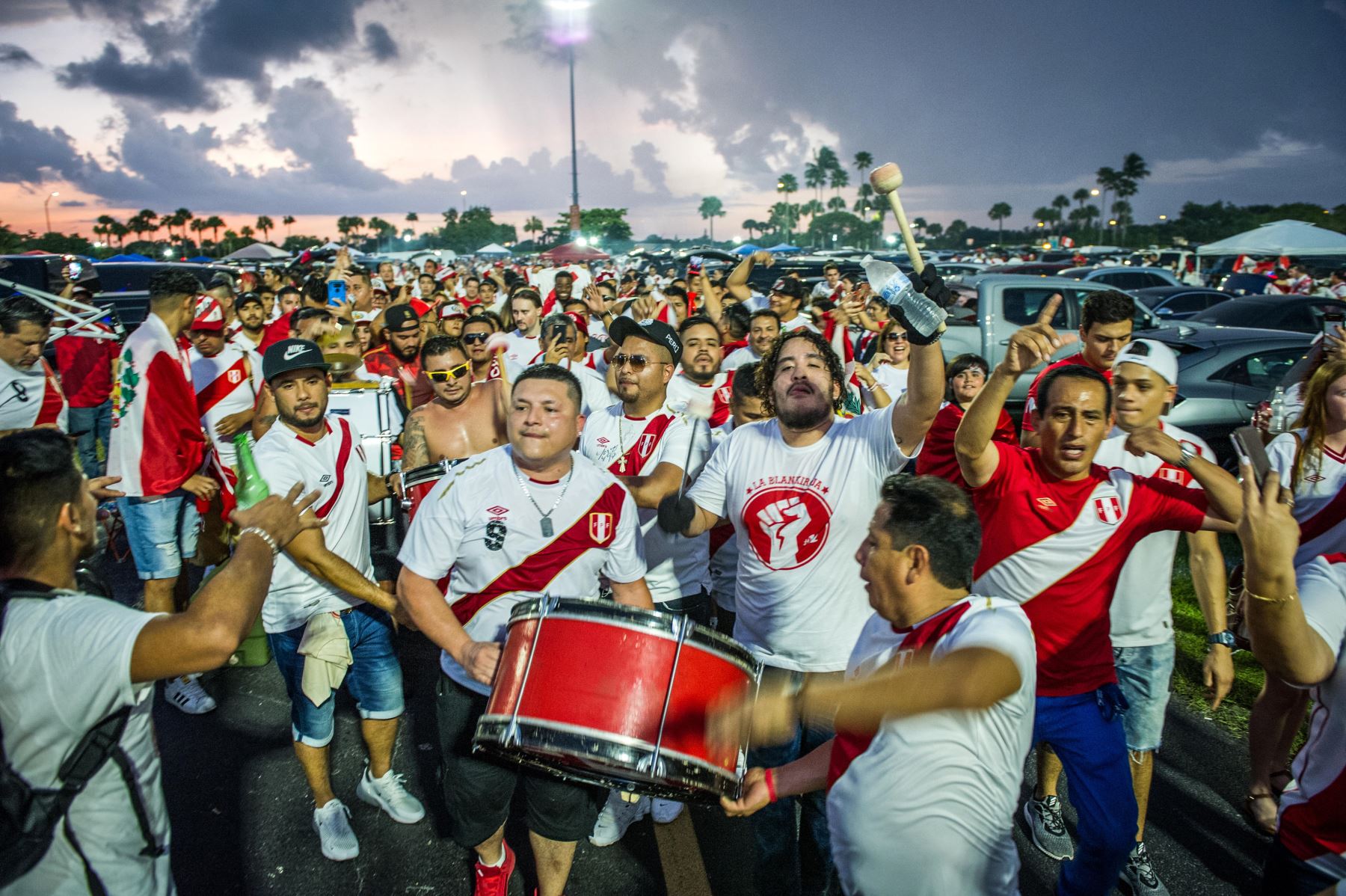 Hinchas de la selección peruana de fútbol celebran en los exteriores del estadio Hard Rock de la ciudad de Miami (EE.UU.).Foto:EFE