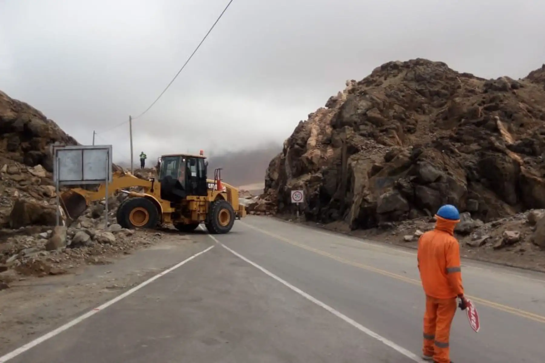 Áncash: trasladan maquinaria para limpiar vía interrumpida por huaico en Pomabamba. ANDINA/Archivo