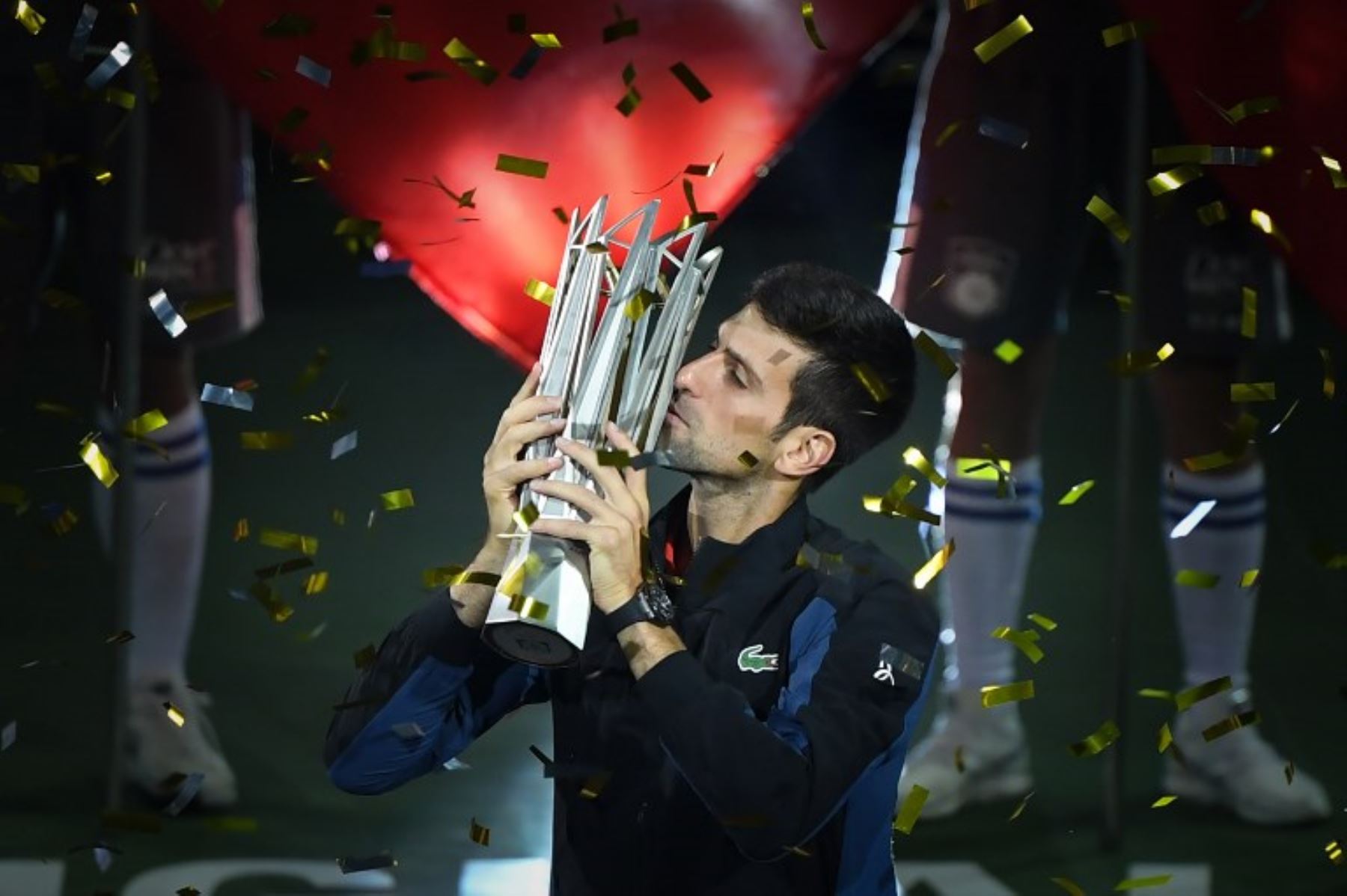 Djokovic triunfa en Shanghai y se acerca en el reinado a Rafael Nadal