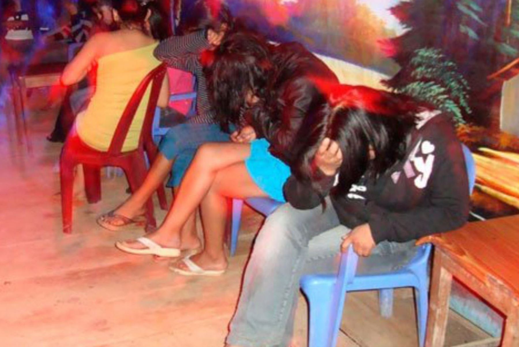 La Policía Nacional del Perú rescató a más de 50 mujeres víctimas de trata de personas con fines de explotación sexual y laboral, durante una intervención en 16 locales nocturnos de la localidad de Mazuco, en la región Madre de Dios. Foto: ANDINA/Difusión.