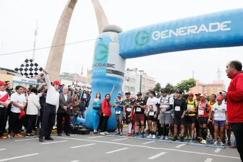 El ministro de Comercio Exterior y Turismo, Rogers Valencia, dio el banderazo de partida de la ultramaratón binacional Carrera sin Fronteras, competencia que une a las ciudades de Tacna (Perú) y Arica (Chile).
