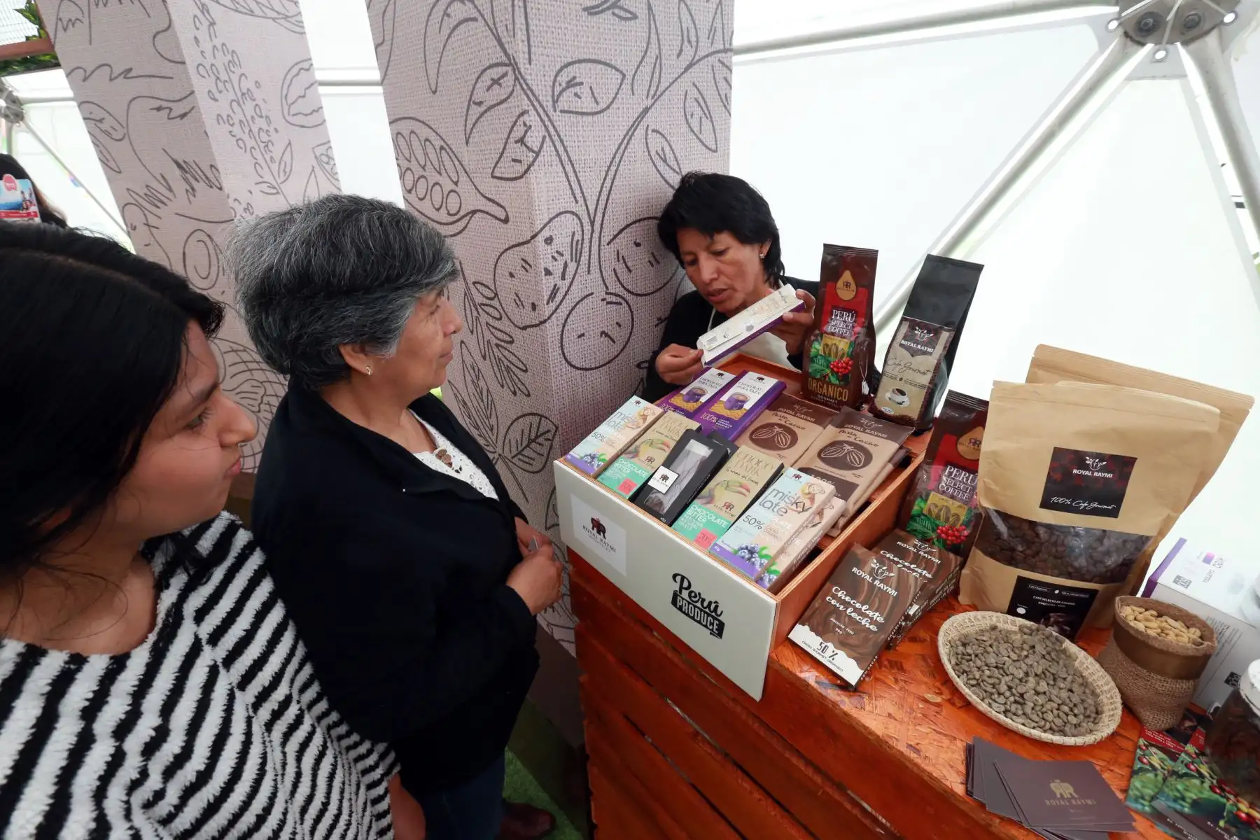 Productos regionales, procedentes de nuestro Perù presentan en la feria de productos Domo "Perú Produce", que reúne a más de 10 milpymes, en la Costa Verde de San Miguel .Foto: ANDINA/Norman Córdova