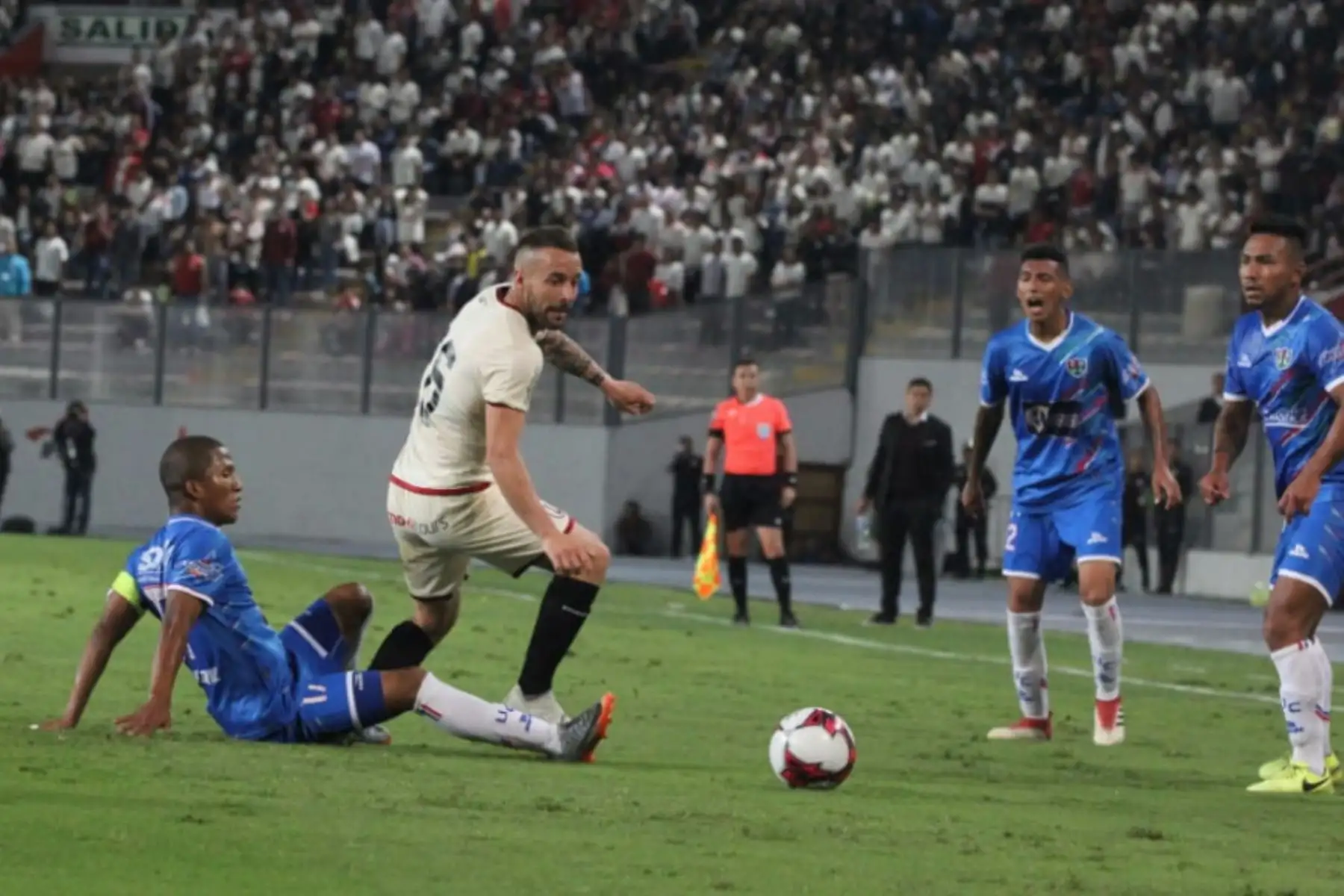 Universitario de Deportes ganó 2 - 1 al Unión Comercio en un disputado encuentro pendiente por la quinta fecha del Torneo Clausura, jugado en el Estadio Nacional, triunfo que lo aleja de la zona de la baja.Foto: ANDINA/Difusión