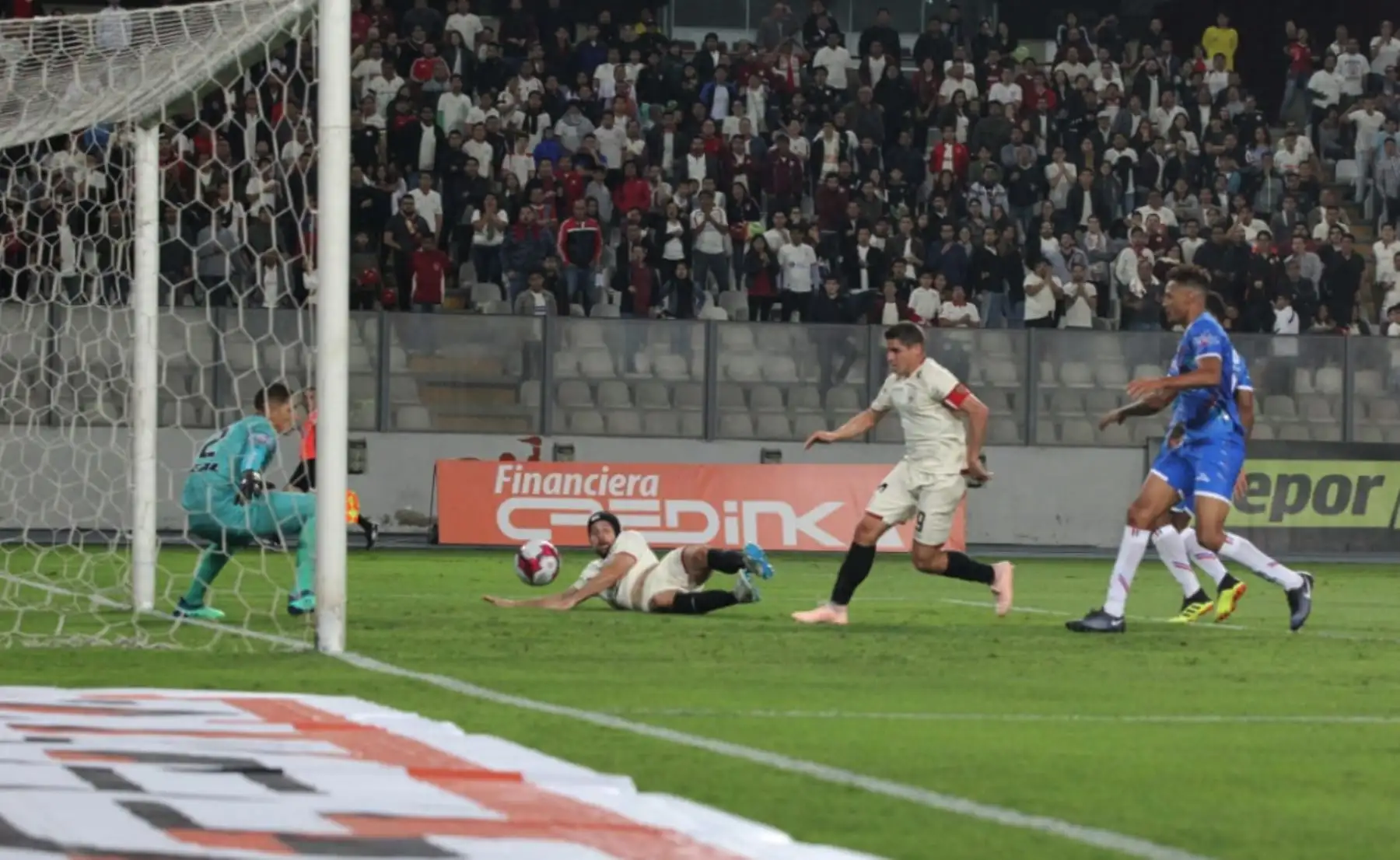 Universitario de Deportes ganó 2 - 1 al Unión Comercio en un disputado encuentro pendiente por la quinta fecha del Torneo Clausura, jugado en el Estadio Nacional, triunfo que lo aleja de la zona de la baja.Foto: ANDINA/Difusión