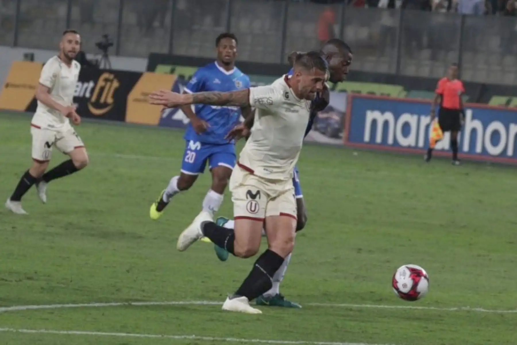 Universitario de Deportes ganó 2 - 1 al Unión Comercio en un disputado encuentro pendiente por la quinta fecha del Torneo Clausura, jugado en el Estadio Nacional, triunfo que lo aleja de la zona de la baja.Foto: ANDINA/Difusión