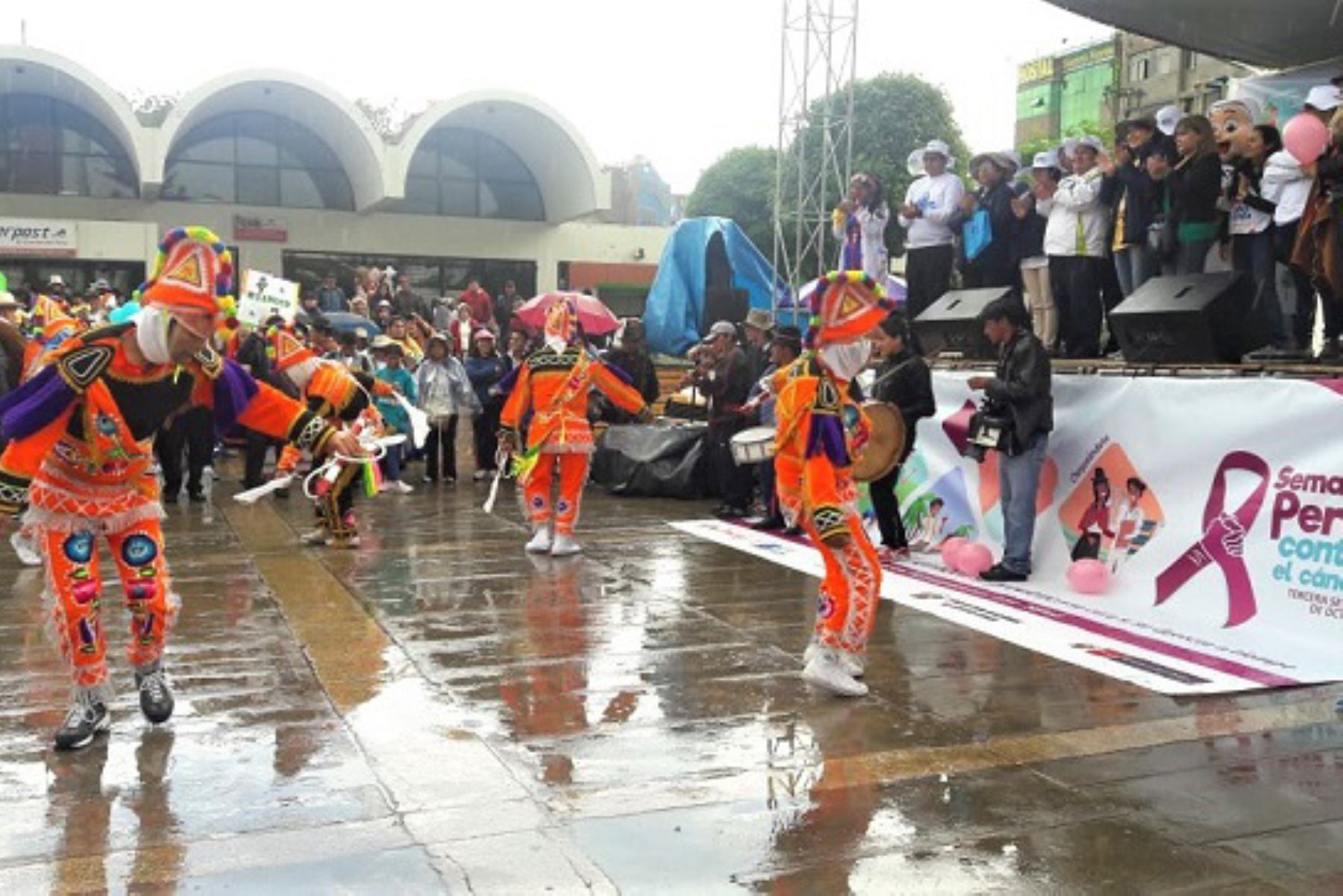 Jóvenes participaron en un colorido y musical "flashmob" que consistió en el baile Huaylas de la prevención del cáncer, exhibido en la plaza Constitución.