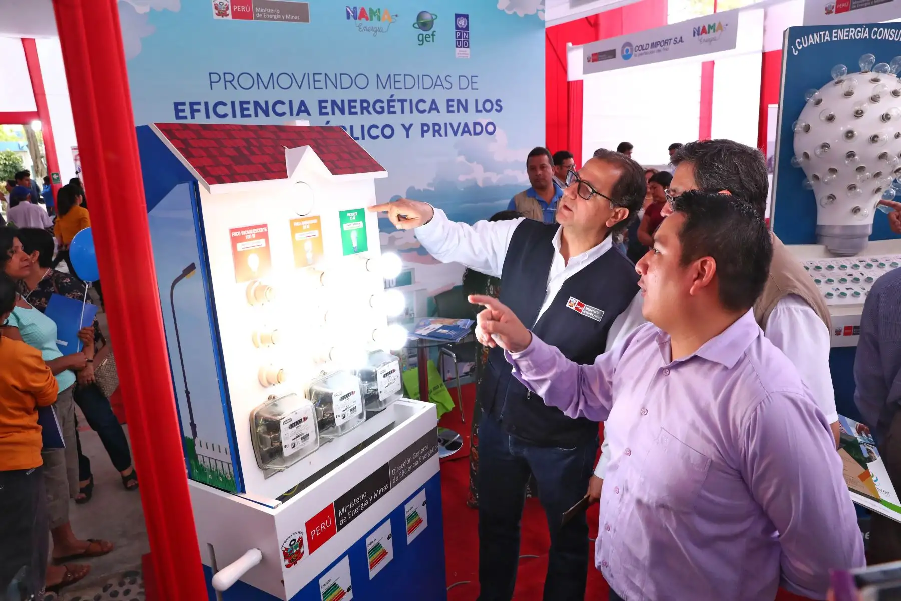 Ministro de Energía y Minas, Francisco Ísmodes inaugura Feria de Tecnologías Limpias y Eficientes en Piura con el objetivo de promover medidas de ahorro energético desde el hogar en contra del cambio climático. Foto: ANDINA