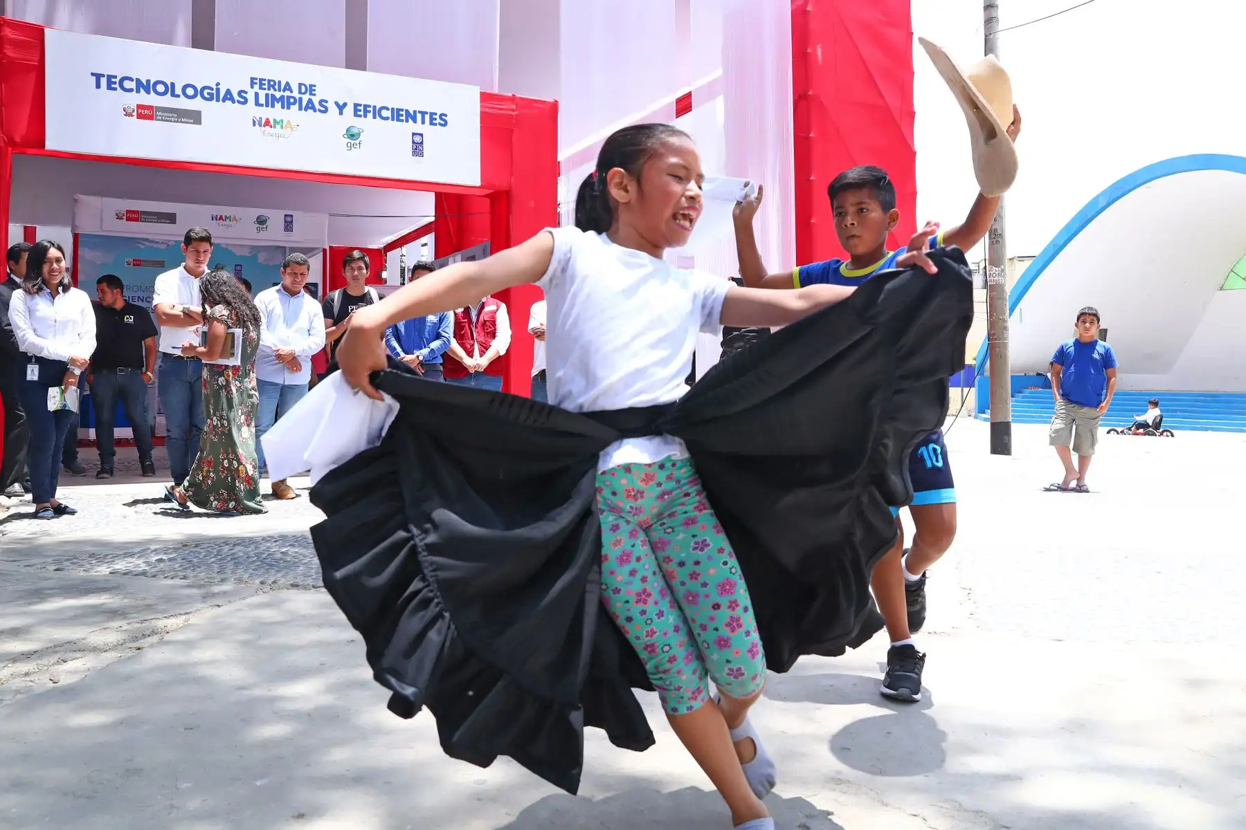 Ministro de Energía y Minas, Francisco Ísmodes inaugura Feria de Tecnologías Limpias y Eficientes en Piura con el objetivo de promover medidas de ahorro energético desde el hogar en contra del cambio climático. Foto: ANDINA