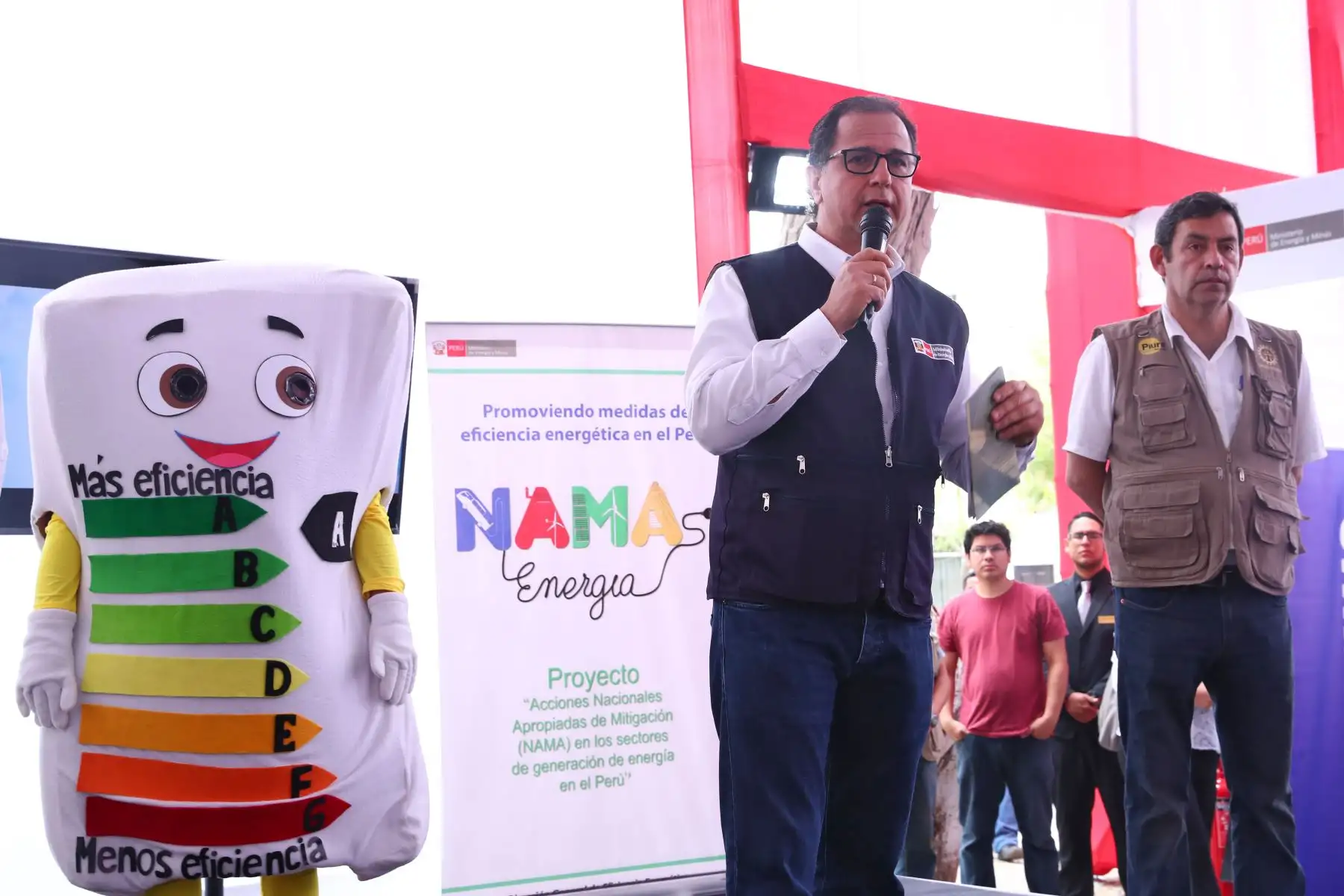 Ministro de Energía y Minas, Francisco Ísmodes inaugura Feria de Tecnologías Limpias y Eficientes en Piura con el objetivo de promover medidas de ahorro energético desde el hogar en contra del cambio climático. Foto: ANDINA