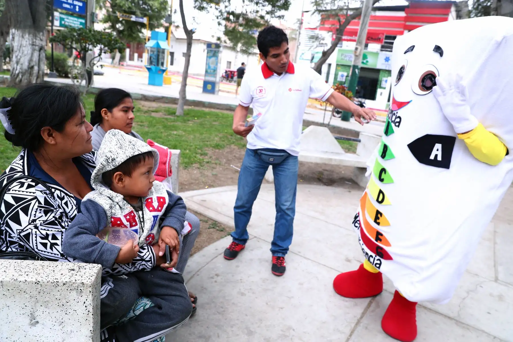 Ministro de Energía y Minas, Francisco Ísmodes inaugura Feria de Tecnologías Limpias y Eficientes en Piura con el objetivo de promover medidas de ahorro energético desde el hogar en contra del cambio climático. Foto: ANDINA