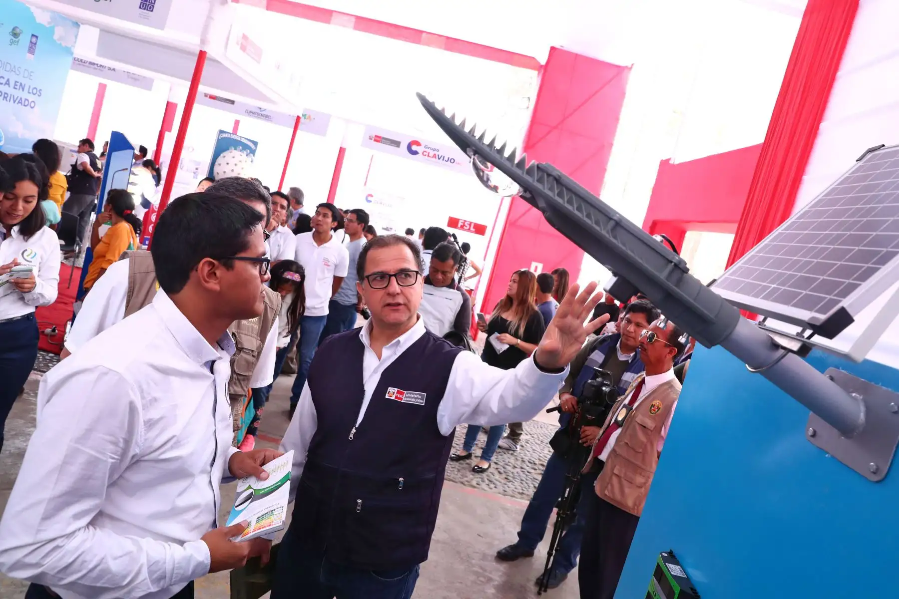 Ministro de Energía y Minas, Francisco Ísmodes inaugura Feria de Tecnologías Limpias y Eficientes en Piura con el objetivo de promover medidas de ahorro energético desde el hogar en contra del cambio climático. Foto: ANDINA