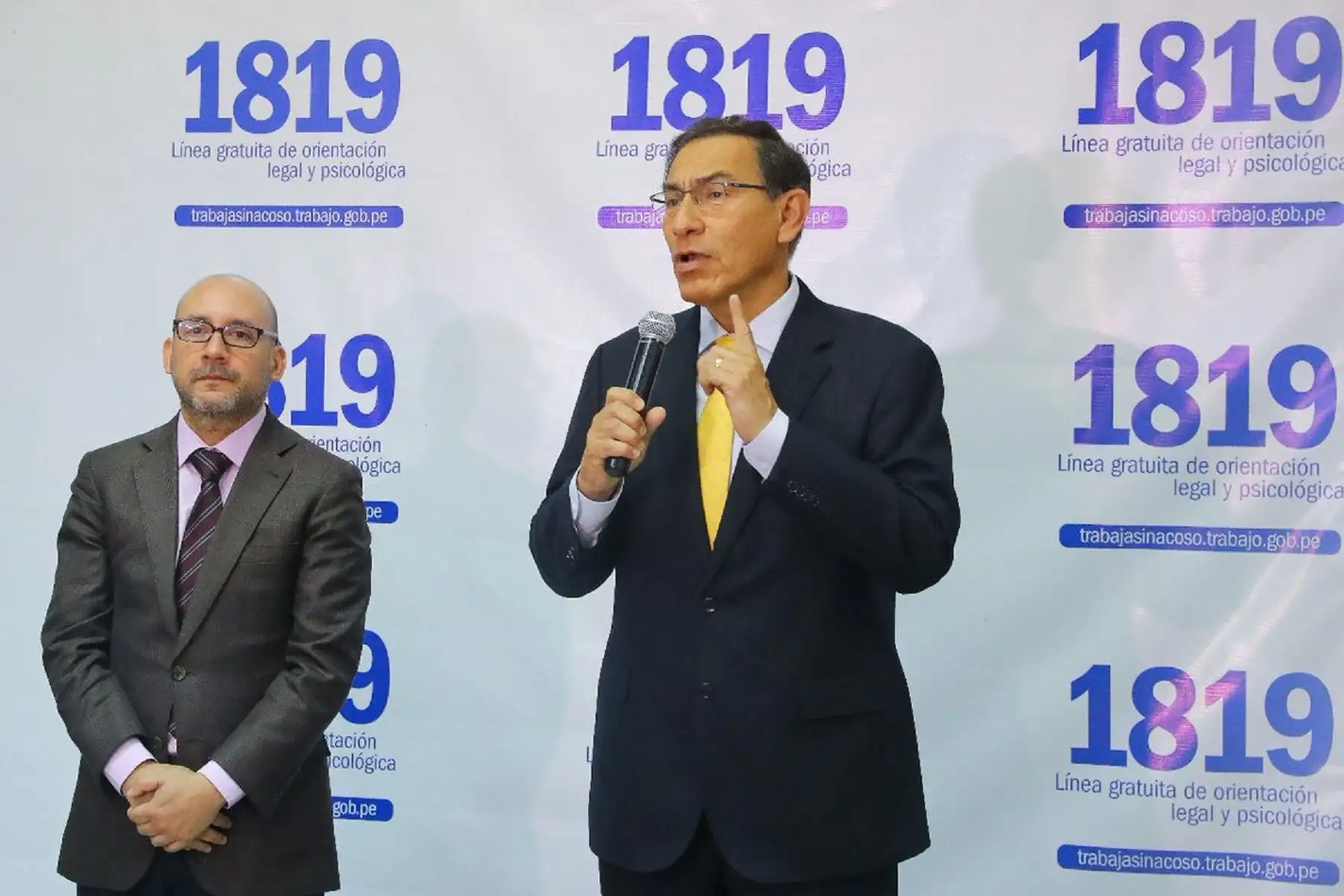 Presidente Martín Vizcarra lidera lanzamiento de Línea 1819 junto al ministro de Trabajo, Christian Sánchez. Foto: Presidencia.