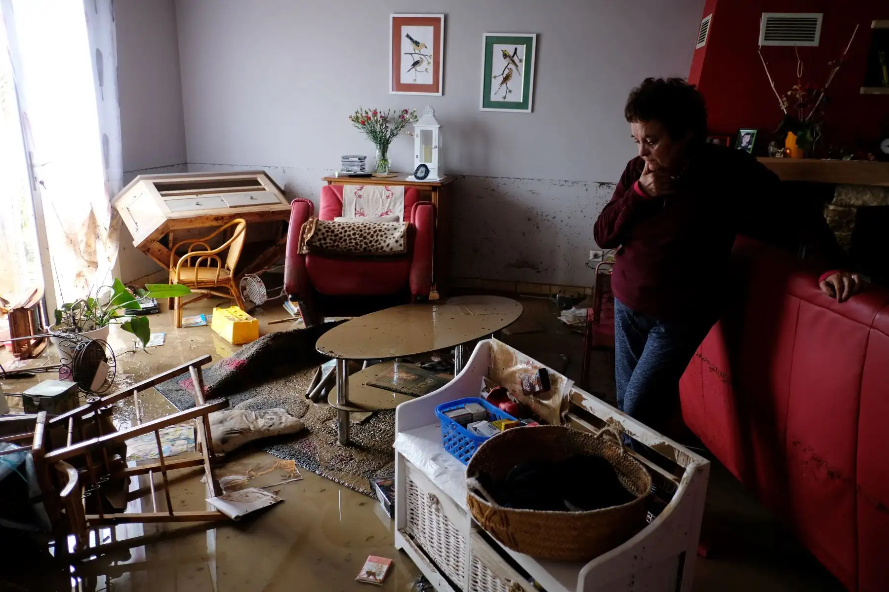 Una mujer se encuentra en su sala de estar inundada en Villegailhenc, Francia, luego de haber sido particularmente afectada por fuertes tormentas de lluvia que inundaron partes del suroeste de Francia, inundando ríos y cortando carreteras, matando al menos a seis personas. AFP