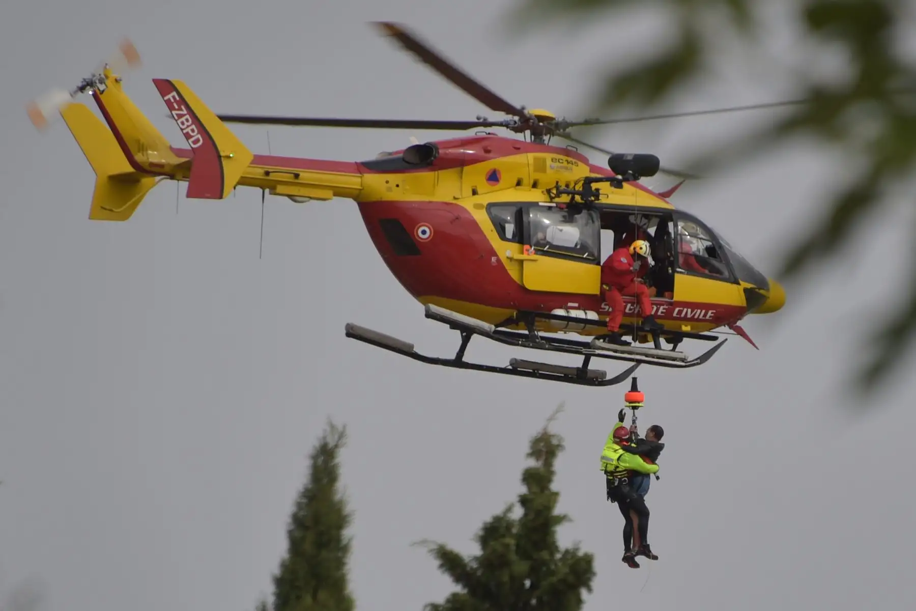 Un helicóptero de seguridad civil levanta a un residente durante la operación de rescate después de fuertes lluvias que vieron cómo los ríos se desbordaban en Trebes, cerca de Carcassone, sur de Francia. AFP