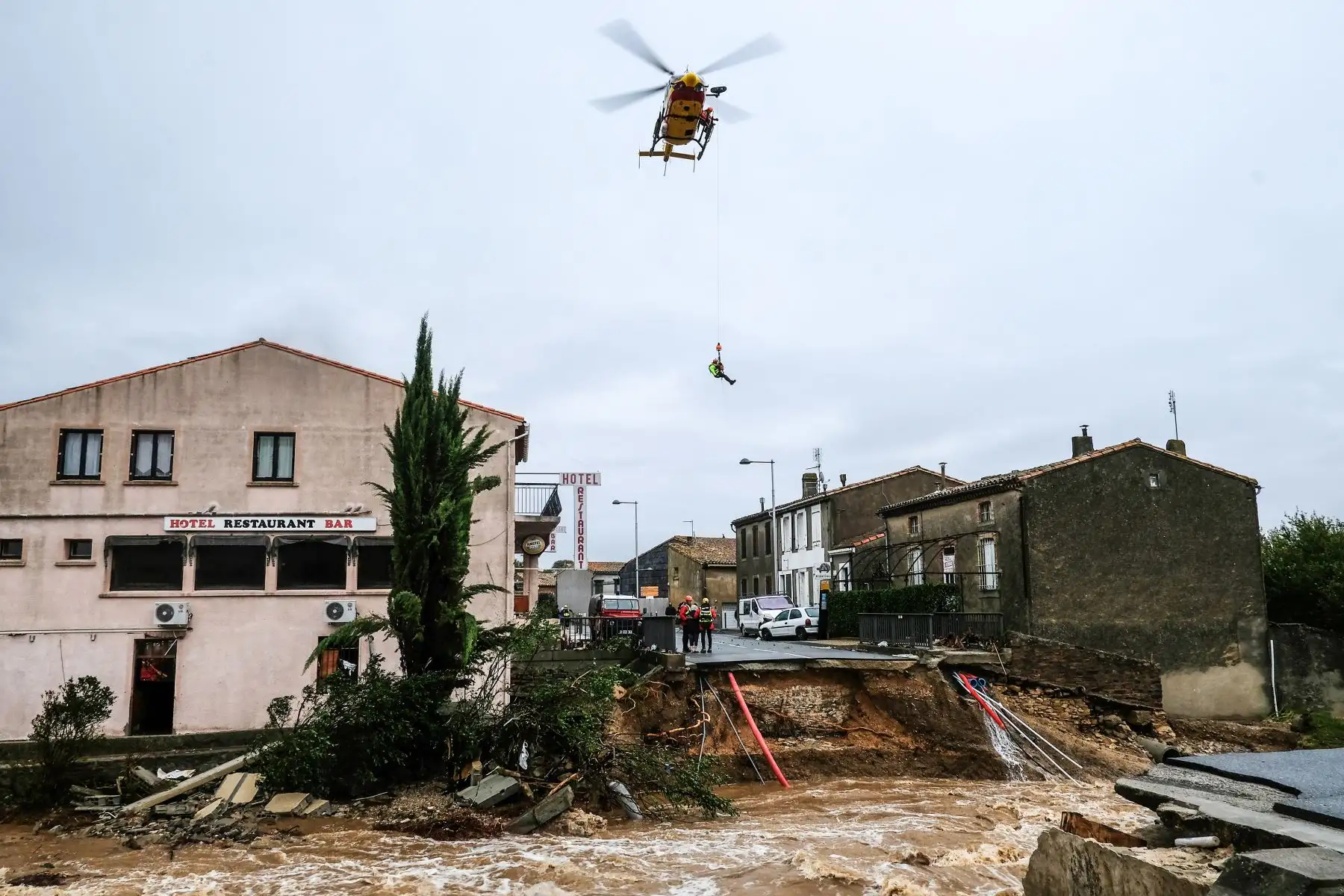 Los rescatistas de Securite Civile evacuan a las personas con un helicóptero en Villegailhenc, en el departamento de Aude, luego de que fue especialmente afectado por fuertes tormentas de lluvia que inundaron partes del suroeste de Francia, inundando ríos y cortando carreteras. AFP