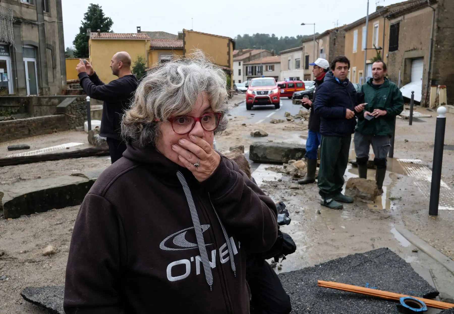 Una mujer descubre los daños en una calle de Villegailhenc en el departamento de Aude después de que fue particularmente afectada por fuertes tormentas de lluvia que inundaron partes del suroeste de Francia, inundando ríos y cortando carreteras, matando al menos a seis personas. AFP