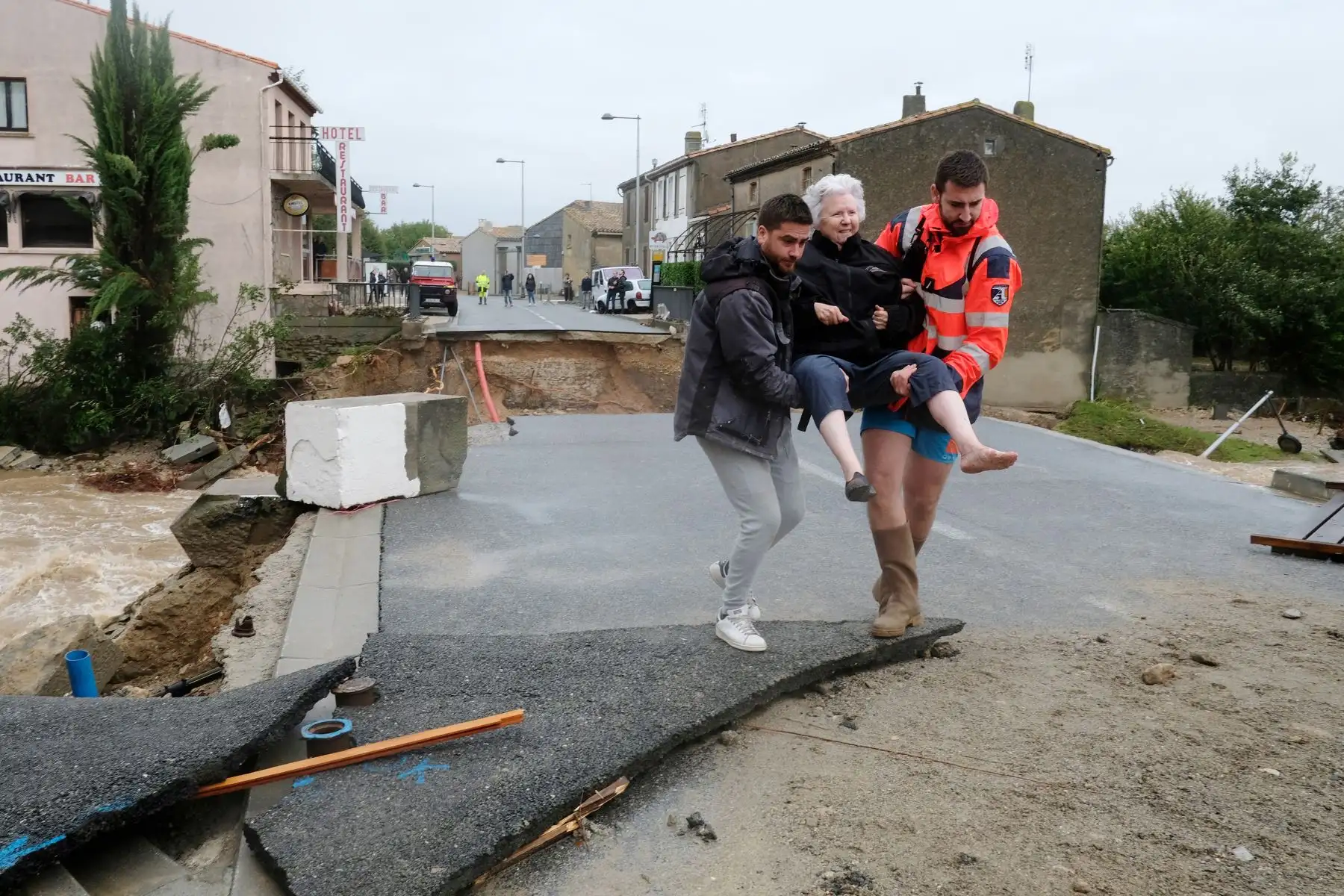 Una mujer de edad avanzada es evacuada en Villegailhenc, en el departamento de Aude, luego de haber sido particularmente afectada por fuertes tormentas de lluvia que inundaron partes del suroeste de Francia, inundando ríos y cortando carreteras. AFP