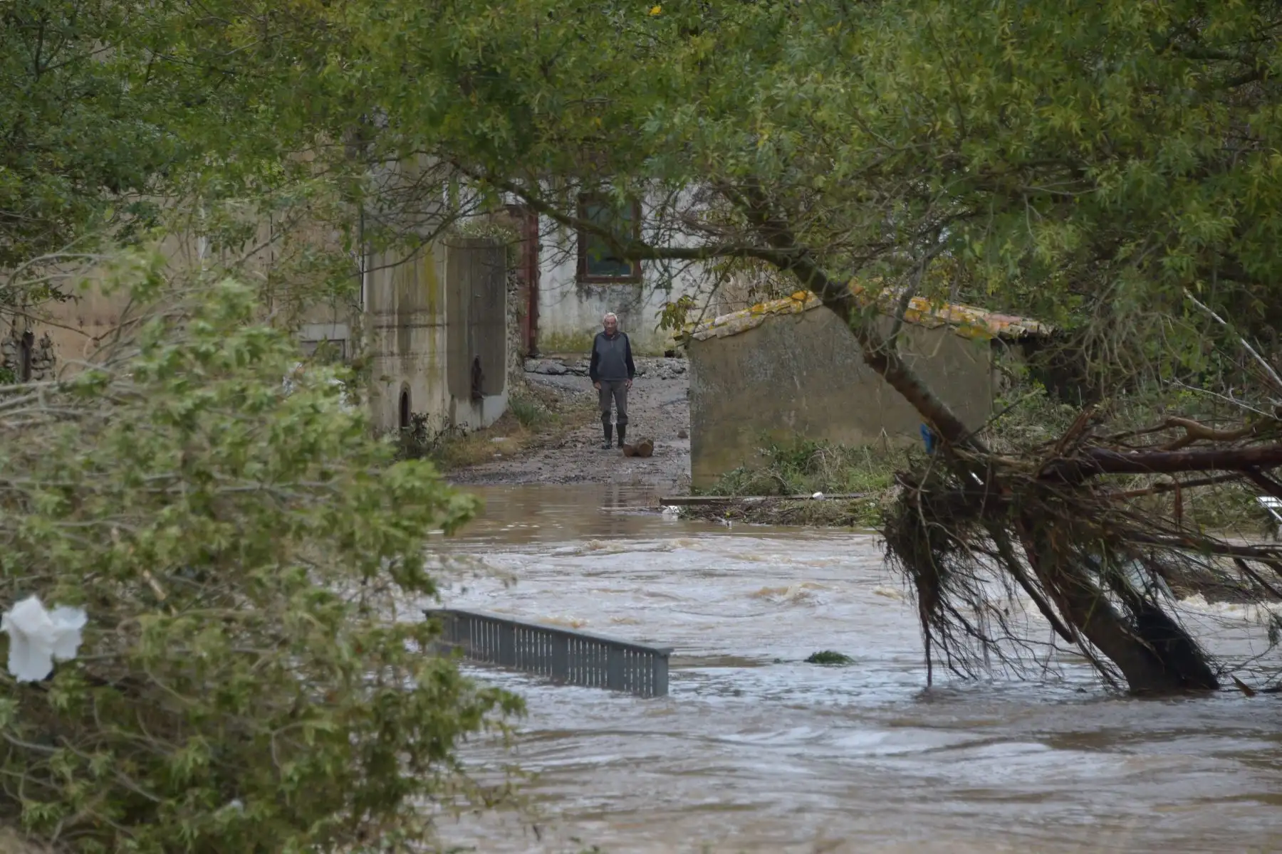 Un hombre se para  en Villemoustaussou, cerca de Carcassone, en el sur de Francia tras las inundaciones. AFP