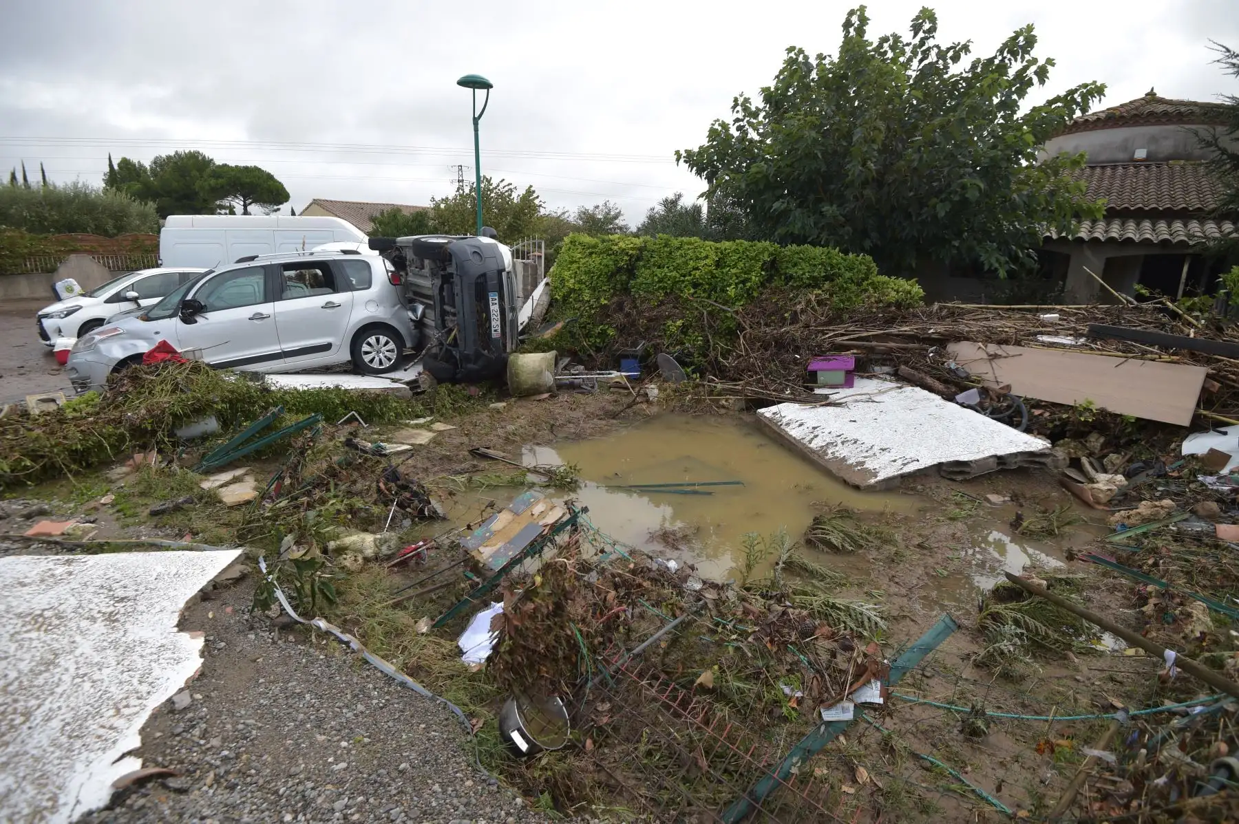 Una fotografía tomada en Villemoustaussou, cerca de Carcassonne, en el sur de Francia,  muestra cómo los autos fueron arrastrados luego de las fuertes lluvias que hicieron que los ríos se desbordaran. AFP