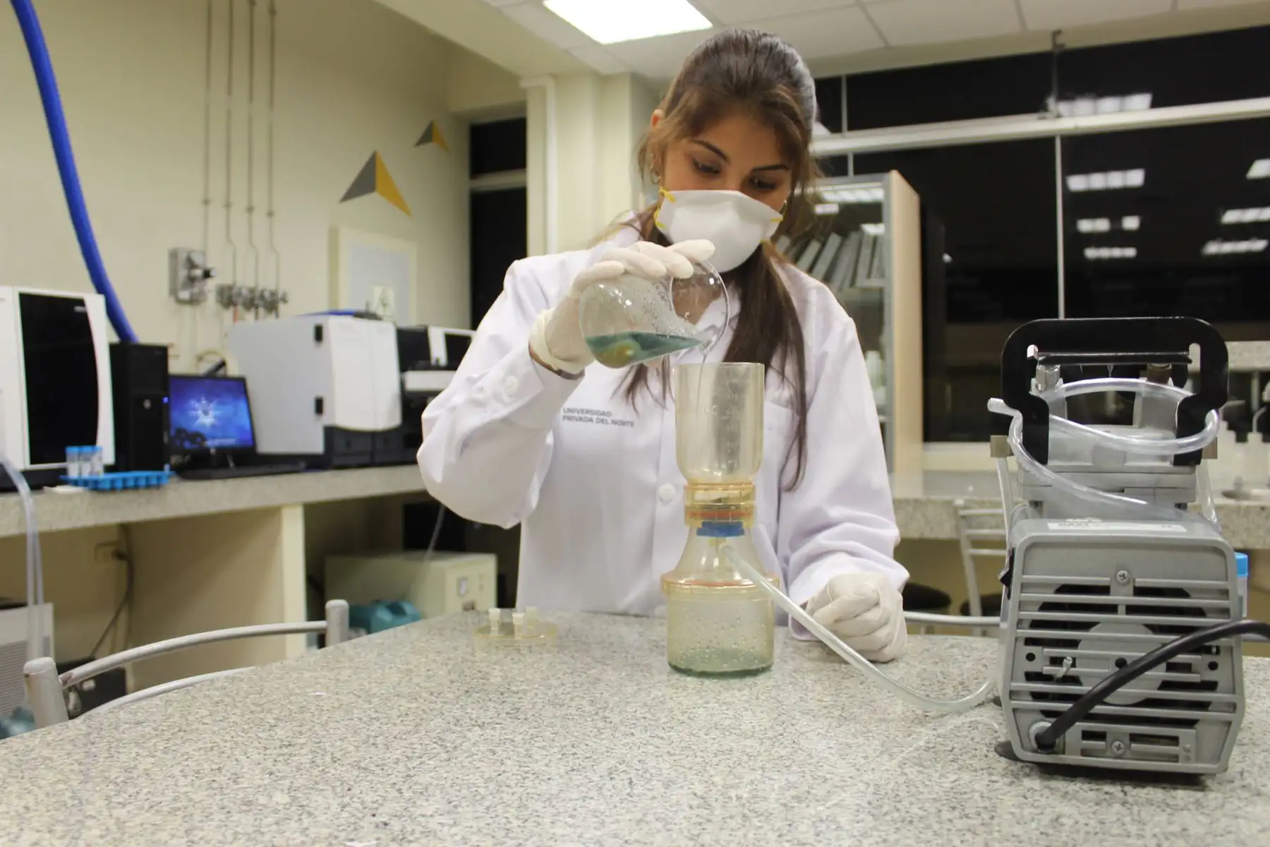 Estudiantes de Trujillo descubren que la cáscara de maracuyá y el bagazo de malta sirven para limpiar aguas contaminadas. ANDINA/Difusión