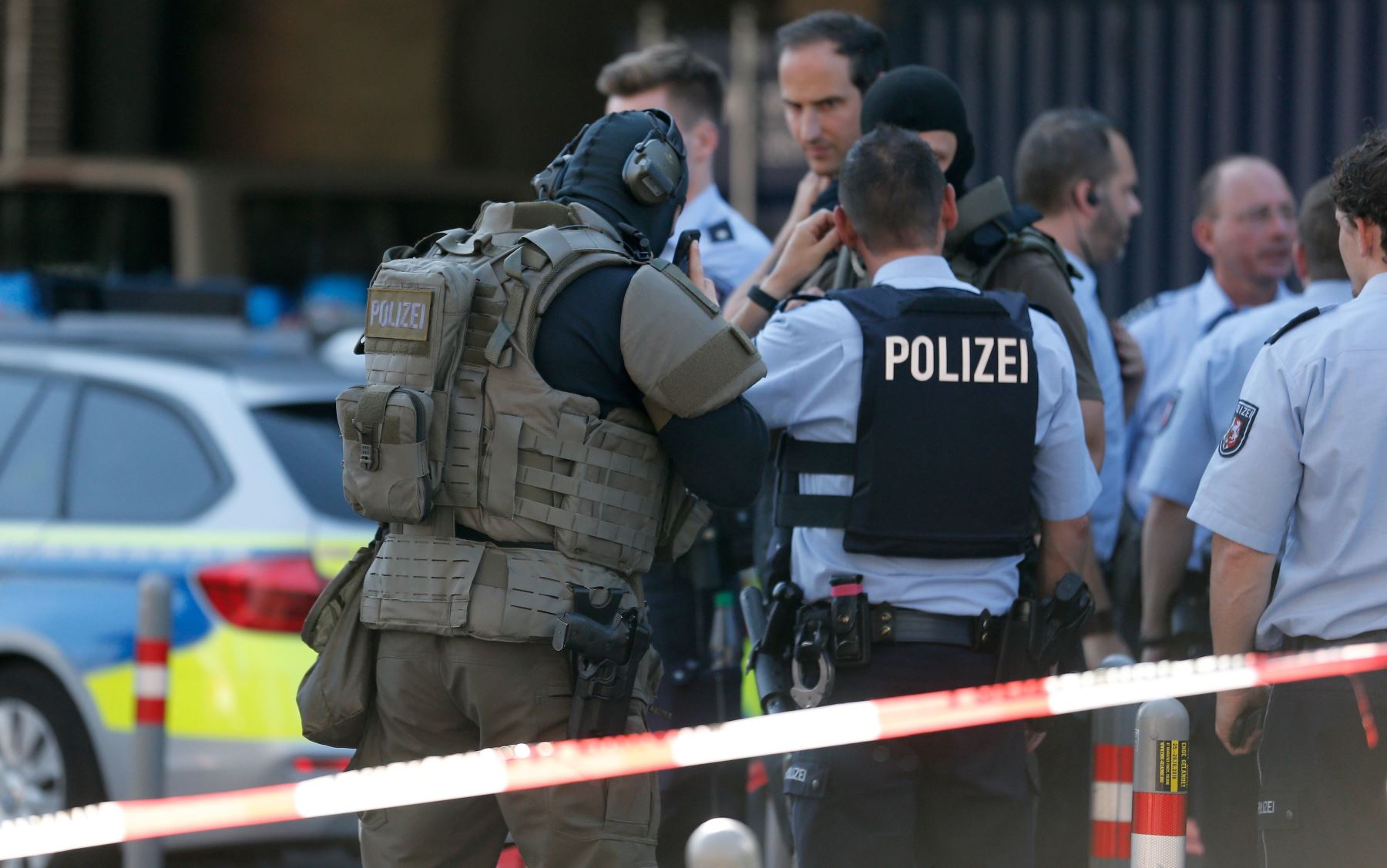 Agentes de la brigada especial de la policía en los alrededores de la estación central de Colonia (Alemania) Foto: EFE