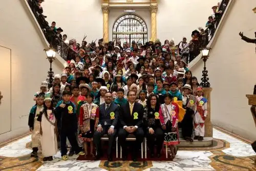Presidente de la República, Martín Vizcarra; la primera dama Maribel Díaz; y el ministro de Educación, Daniel Alfaro, junto a los niños que participan del Tinkuy 2018. Foto: Minedu.