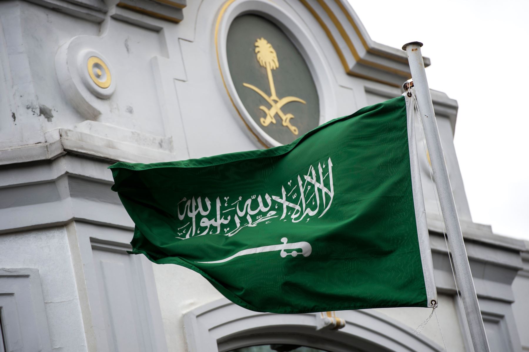 Bandera de Arabia Saudita en el Consulado de ese país Foto: AFP