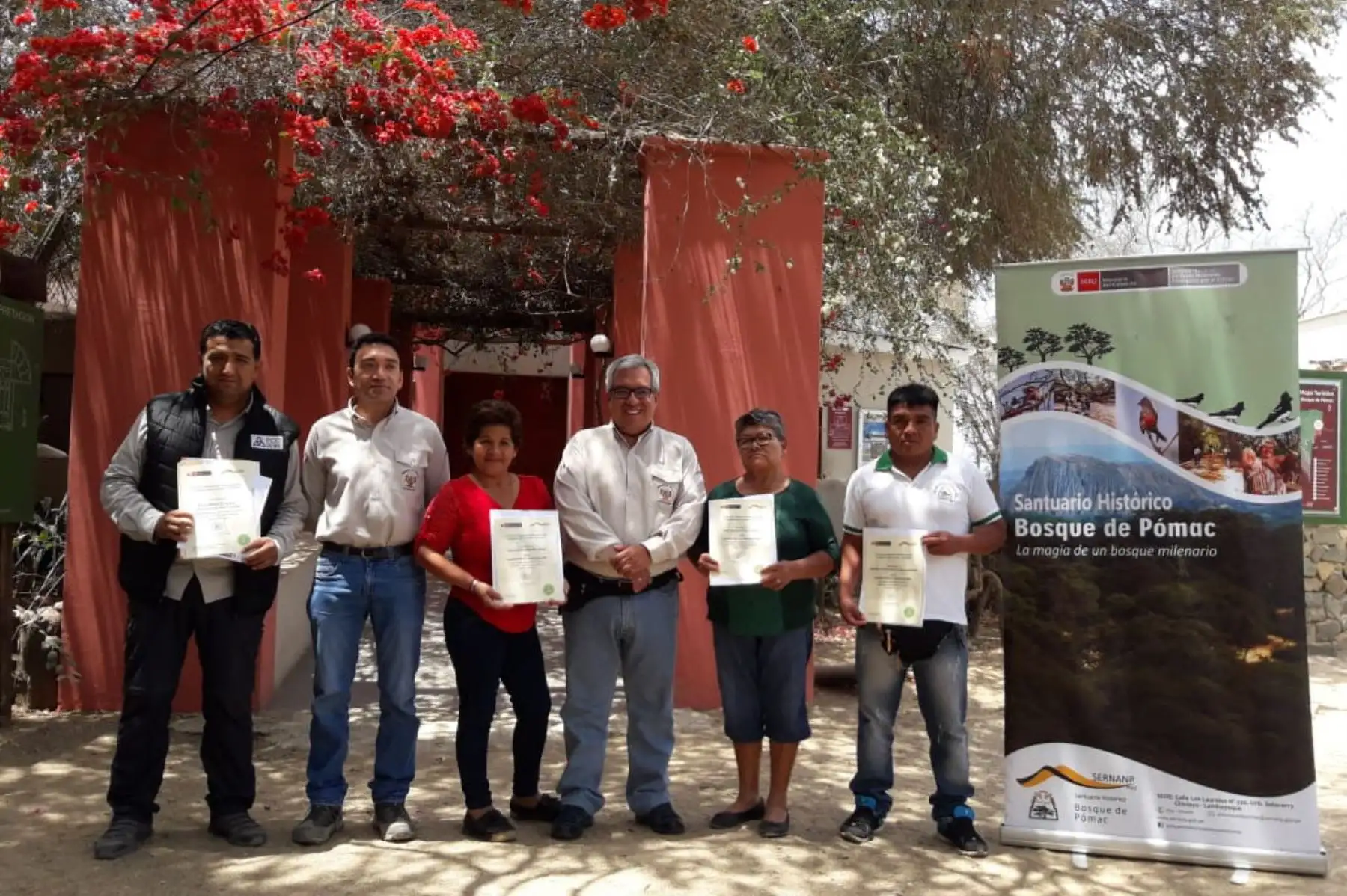 El Servicio Nacional de Áreas Naturales protegidas por el Estado (Sernanp) suscribió el primer contrato de servicios turísticos del Santuario Histórico Bosque de Pómac.