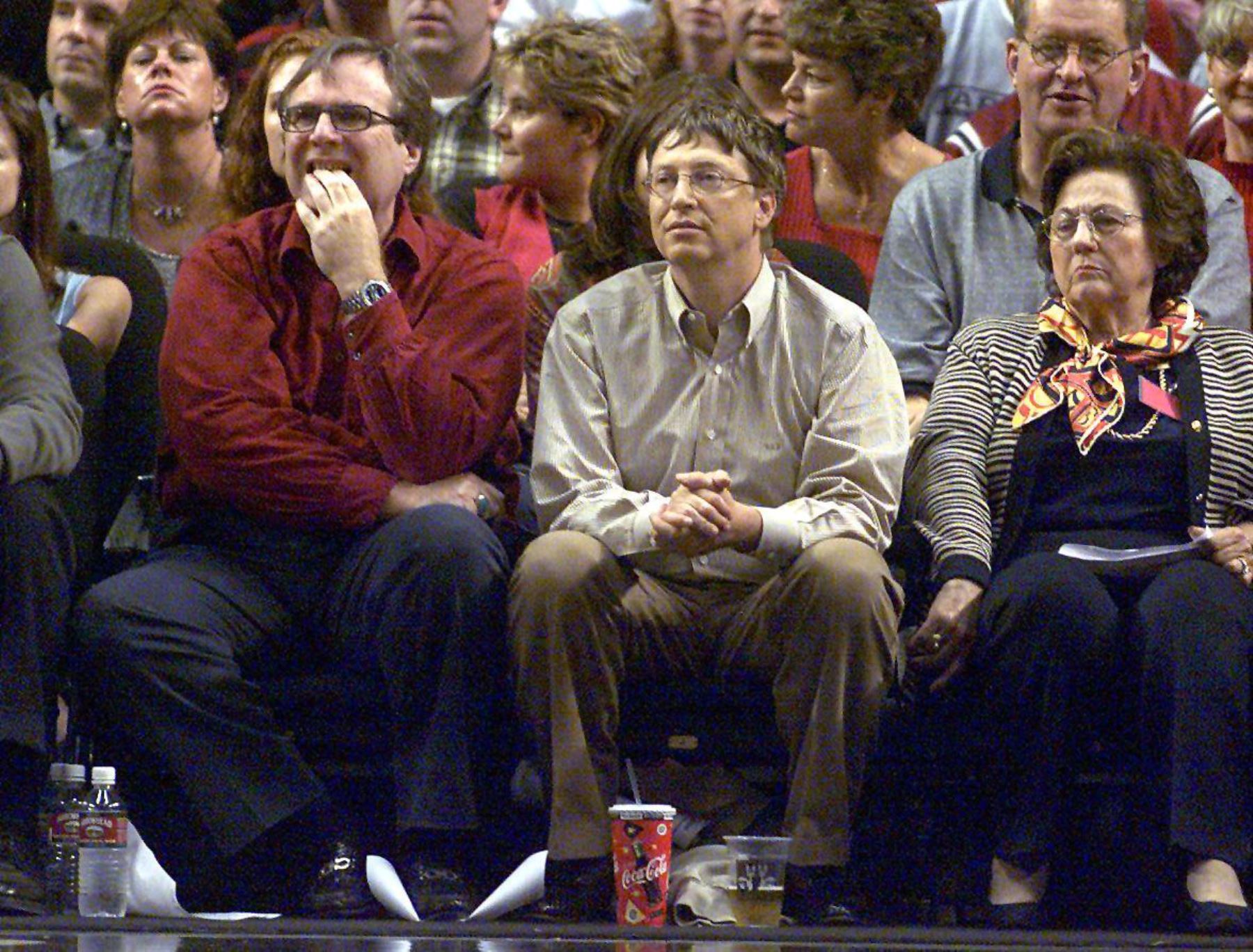 Los cofundadores de Microsoft Bill Gates y Paul Allen observan el tercer juego de las Finales de la Conferencia Oeste entre Los Angeles Lakers y Portland Trail Blazers Foto: AFP