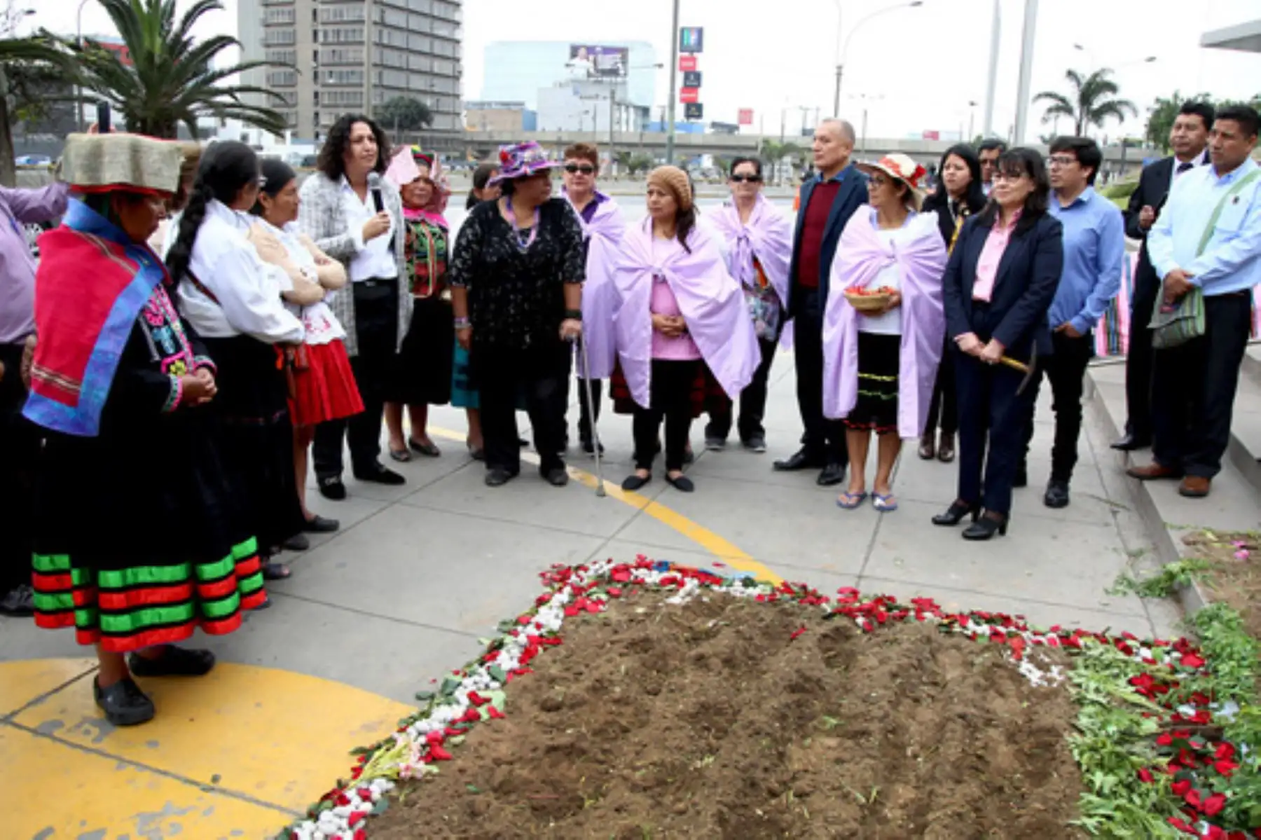 La ministra Fabiola Muñoz participó en una ceremonia tradicional por el Día Internacional de la Mujer Rural en la sede del Ministerio de Cultura.