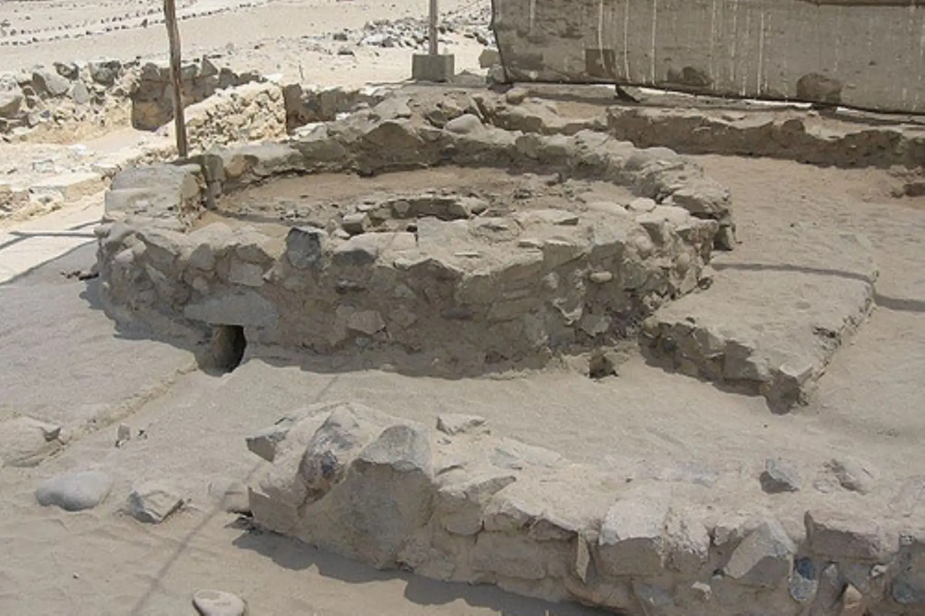 La civilización Caral es no solo la más antigua de América, sino que poseía diversos conocimientos que las investigaciones arqueológicas, iniciadas hace 24 años, vienen revelando para beneplácito del Perú y del mundo. Uno de esos hallazgos son los siete “altares de fuego” encontrados en la Ciudad Sagrada de Caral.