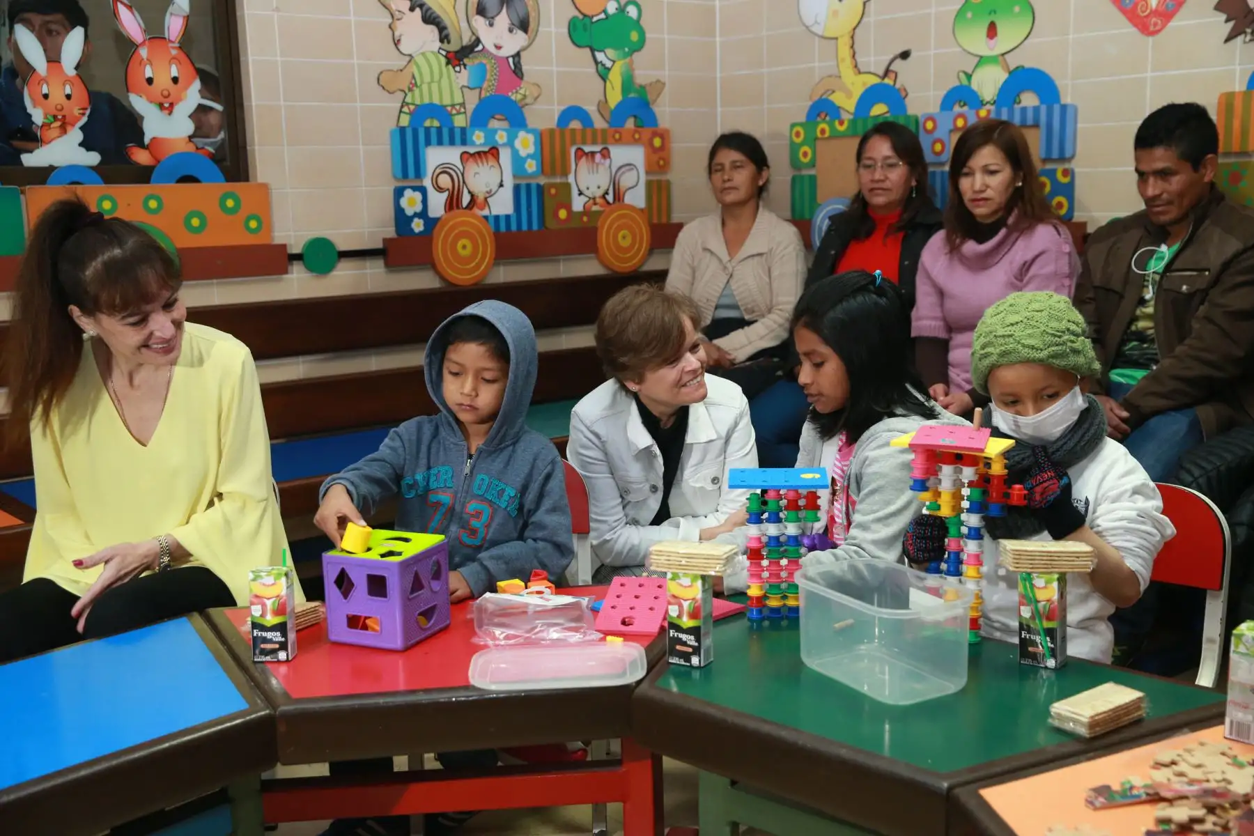 La ministra de Salud, Silvia Pessah compate con pequeños pacientes  oncológicos del INEN  y firma con hospital de EEUU  srta. Jude Children Research hospital  Memphis Tennes see (Estados Unidos ).Foto: ANDINA/Norman Córdova
