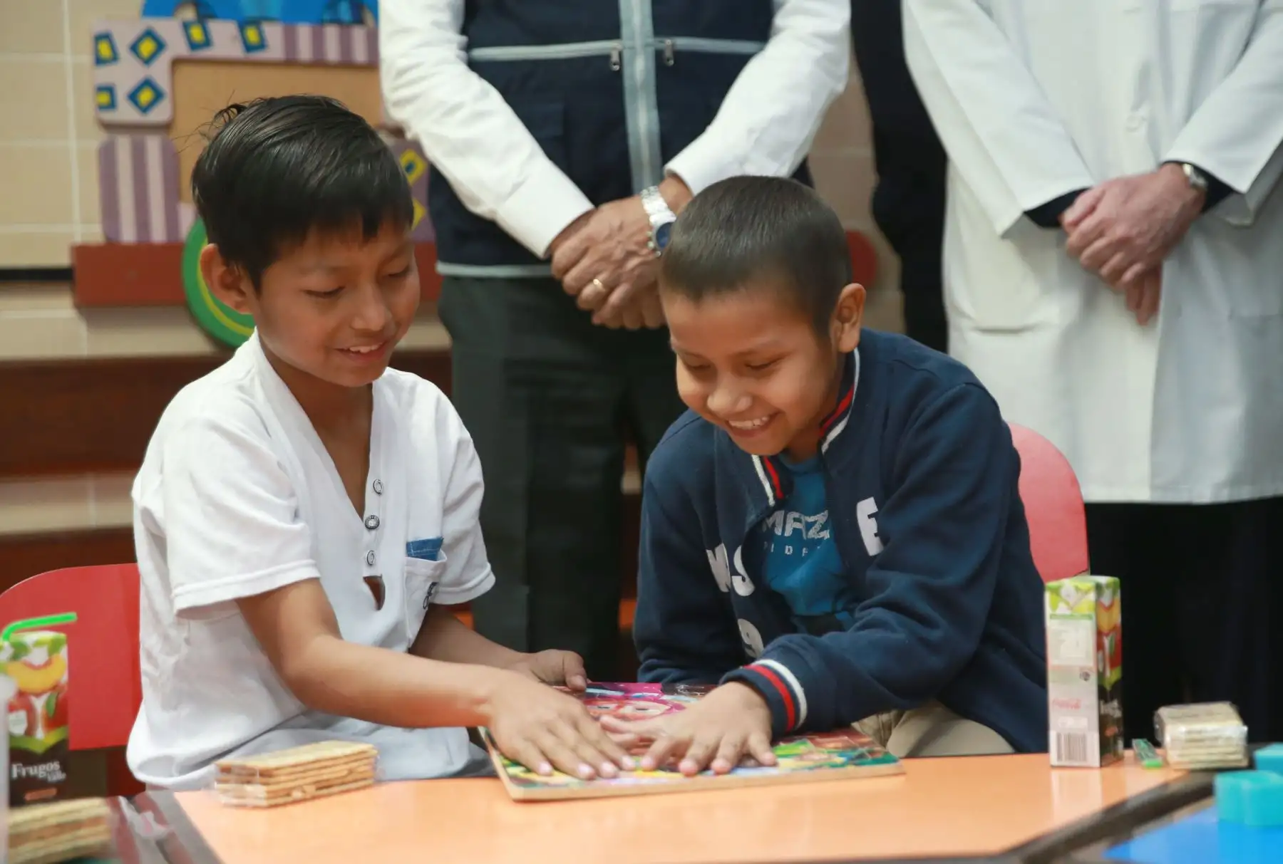La ministra de Salud, Silvia Pessah compate con pequeños pacientes  oncológicos del INEN  y firma con hospital de EEUU  srta. Jude Children Research hospital  Memphis Tennes see (Estados Unidos ).Foto: ANDINA/Norman Córdova