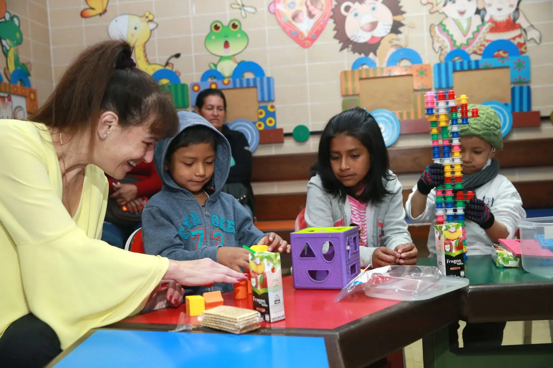 La ministra de Salud, Silvia Pessah compate con pequeños pacientes  oncológicos del INEN  y firma con hospital de EEUU  srta. Jude Children Research hospital  Memphis Tennes see (Estados Unidos ).Foto: ANDINA/Norman Córdova