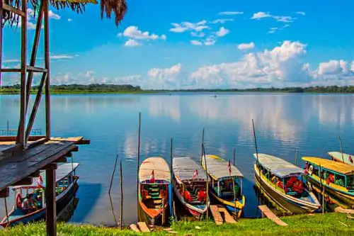 Poseedora de un vasto patrimonio natural amazónico y una rica herencia cultural, la ciudad de Pucallpa acoge a los visitantes con la afectuosa hospitalidad de sus habitantes. A su vez, invita a conocer sus diversos atractivos llenos de belleza paisajística y biodiversidad que deleitan los sentidos y se graban para siempre en la memoria.