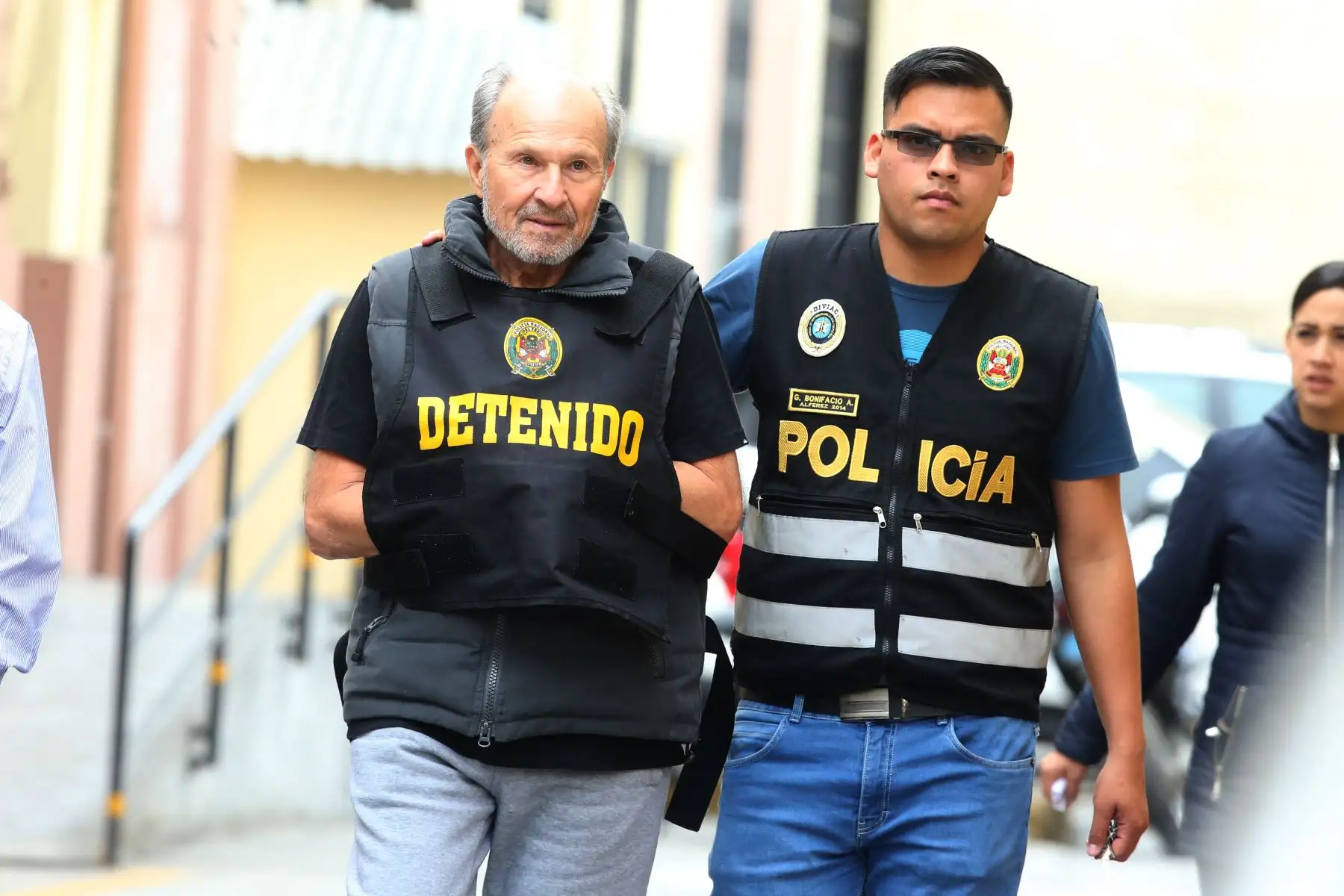 El exministro Augusto Bedoya fue detenido y lleva a la sede de la Prefectura de Lima . Foto: ANDINA/Vidal Tarqui