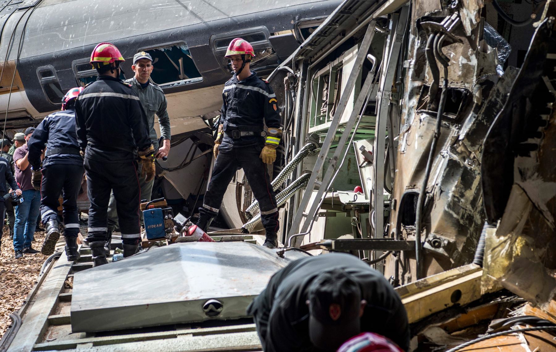 Miembros de la defensa civil marroquí en el lugar de un accidente ferroviario Foto: AFP