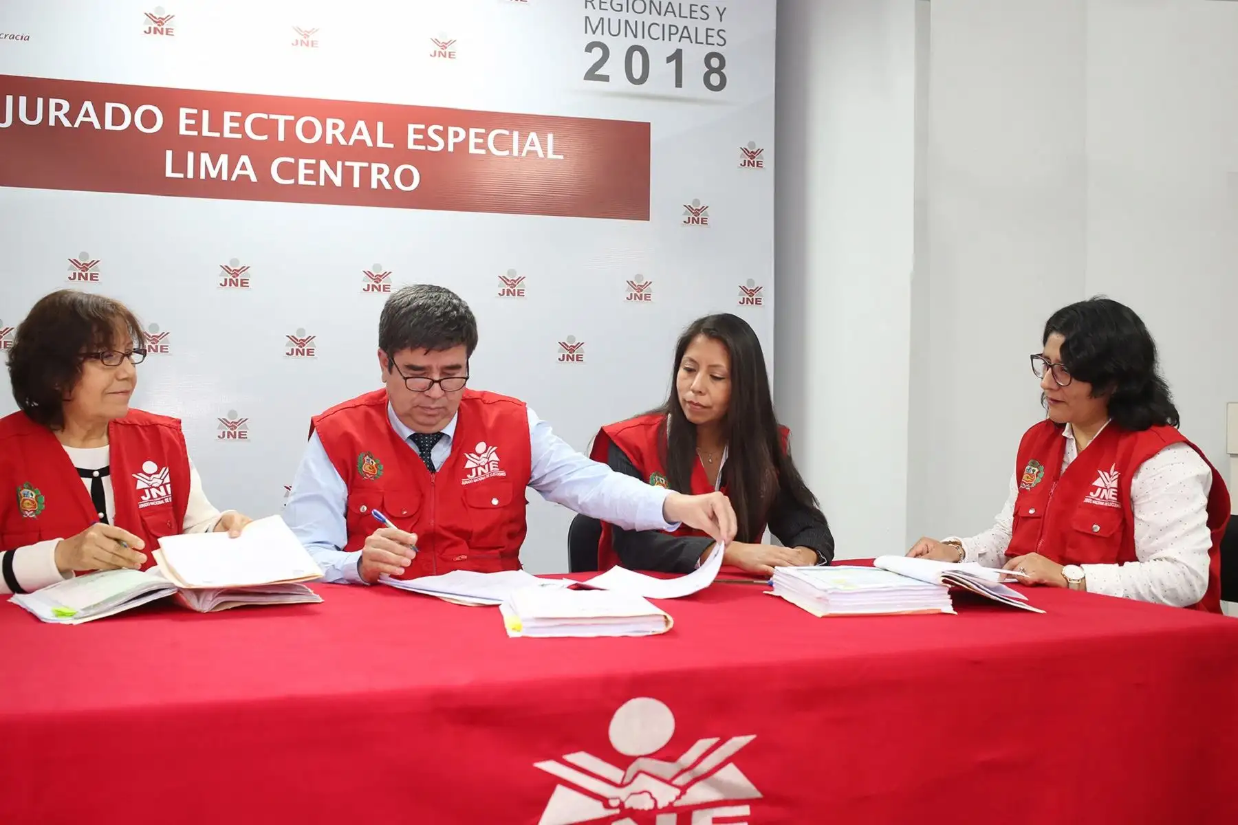 Doce días después de realizados los comicios regionales y municipales, los 93 Jurados Electorales Especiales (JEE) instalados en todo el país han resuelto hasta el momento 8,942 actas observadas, que representan el 90.44% del total, según el reporte enviado al Jurado Nacional de Elecciones (JNE). ANDINA/Difusión